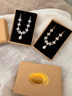 Halskette Silber mit Perle & Zirkonia – filigrane Brautkette im Blätterdesign