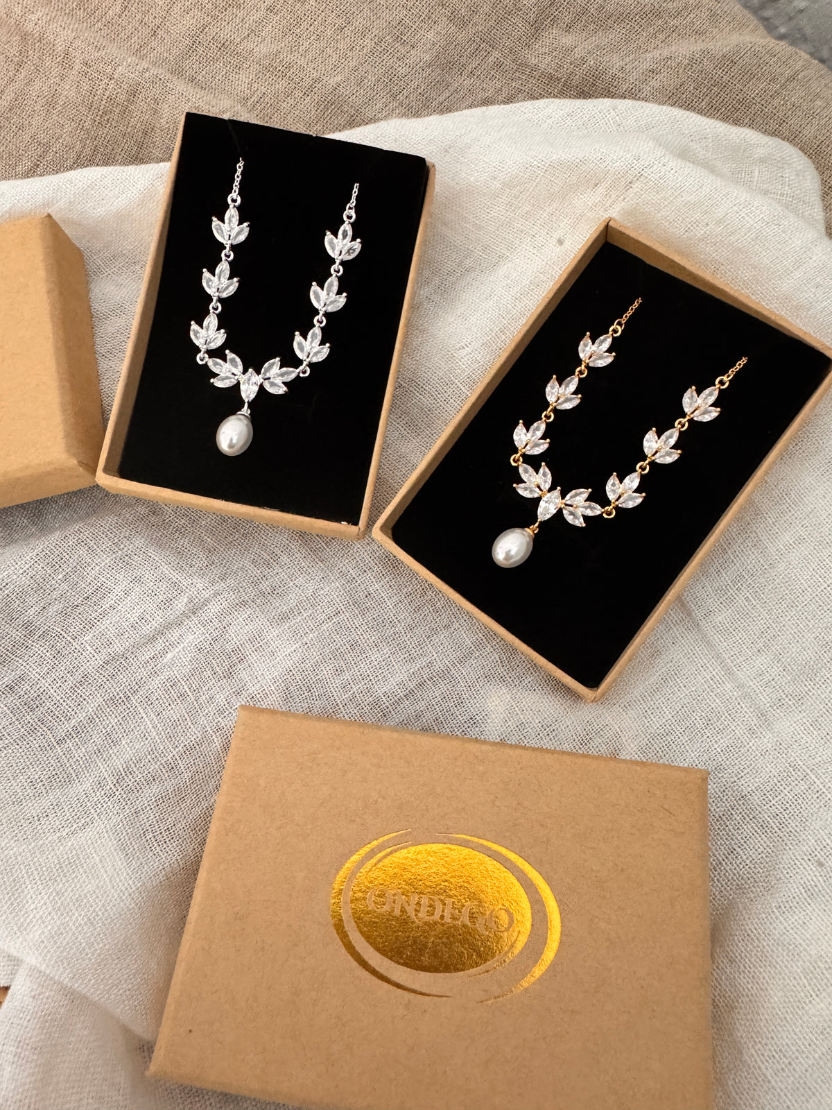 Halskette Silber mit Perle & Zirkonia – filigrane Brautkette im Blätterdesign