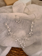 Strass & Perlen Schmuckset Silber – Collier & Ohrringe im eleganten Blätterdesign | ONDEGO®