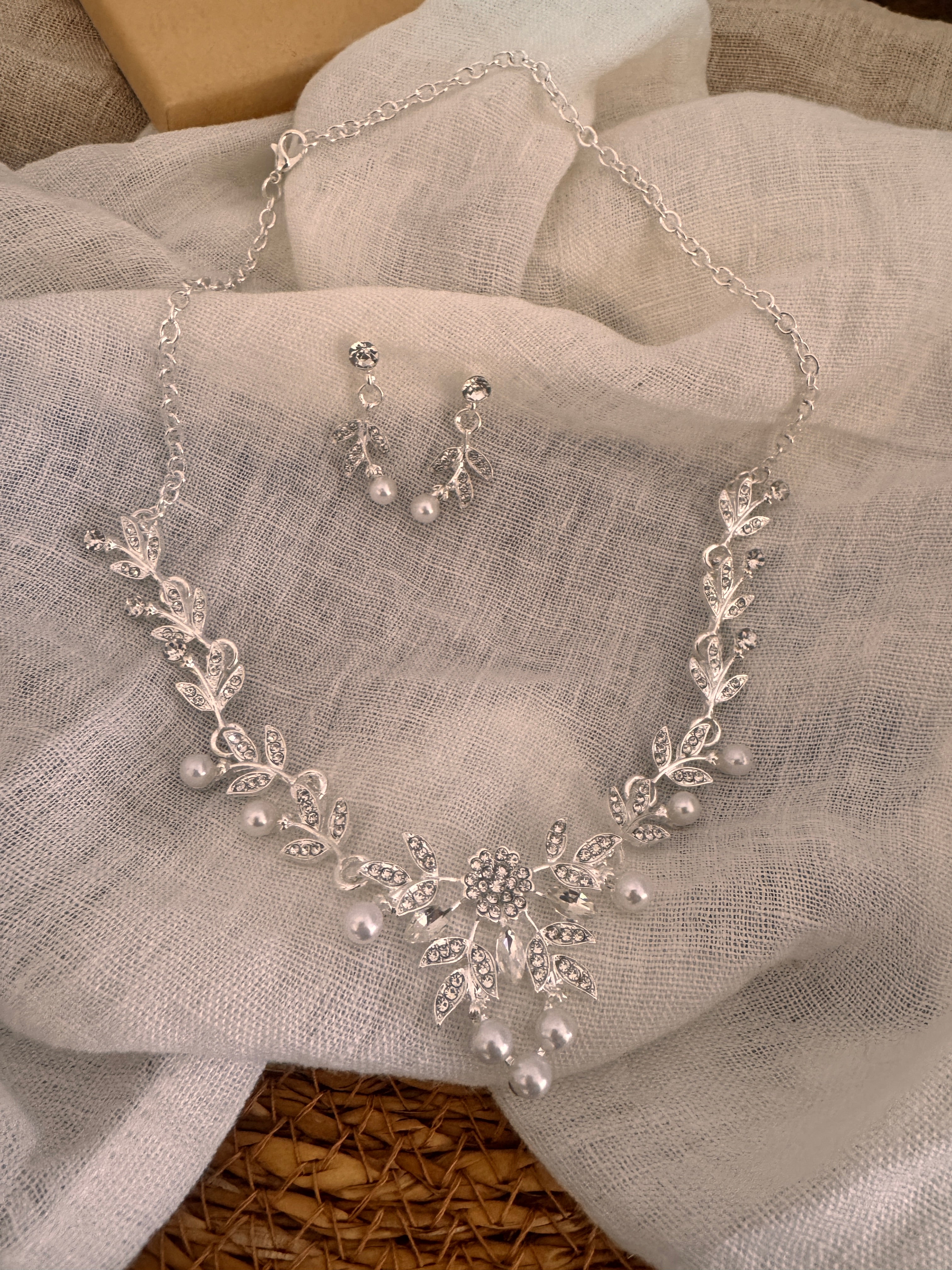 Strass & Perlen Schmuckset Silber – Collier & Ohrringe im eleganten Blätterdesign | ONDEGO®