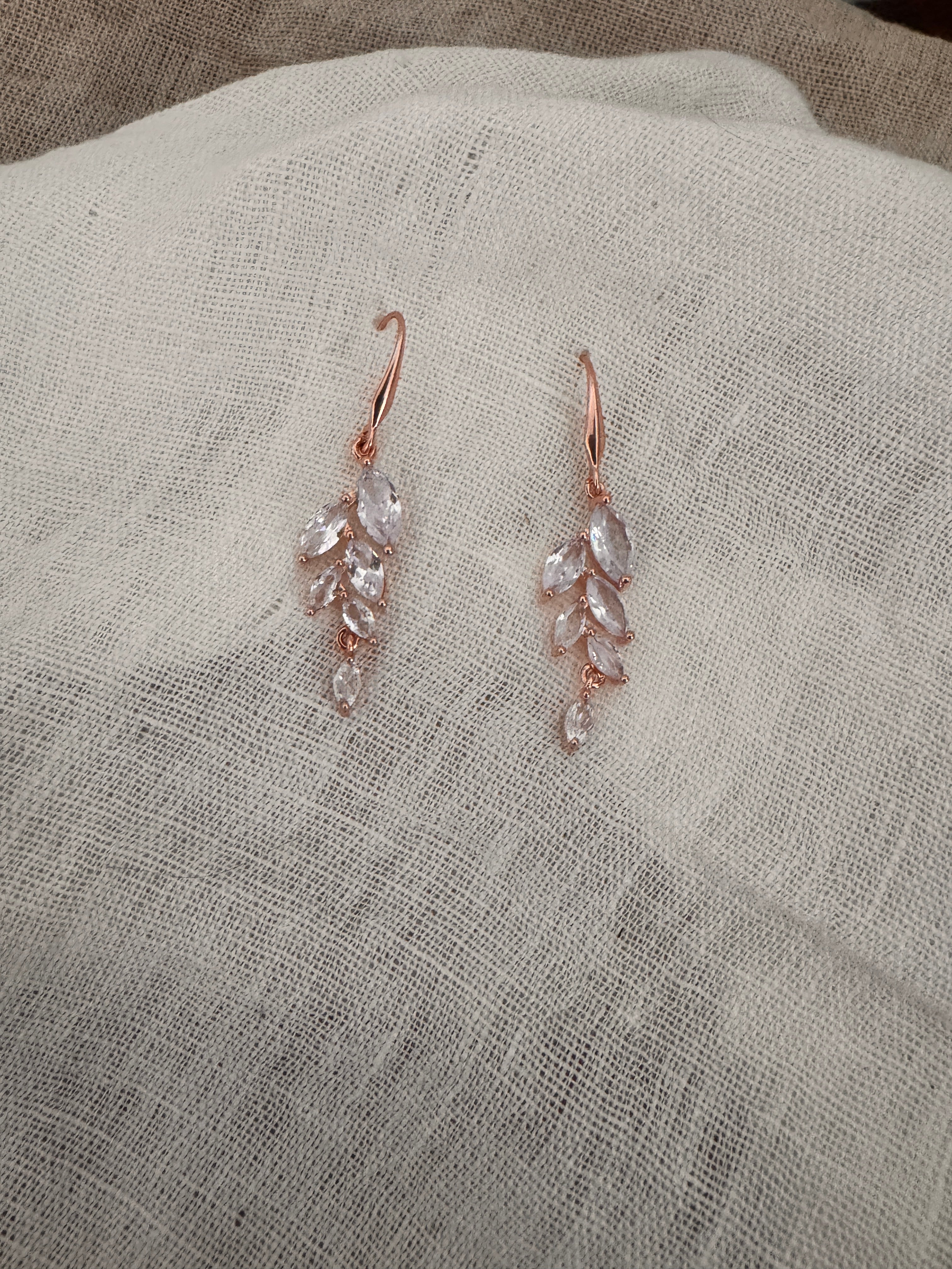Braut Ohrringe Roségold mit Zirkonia – 925 Silber Ohrhaken im Blätterdesign