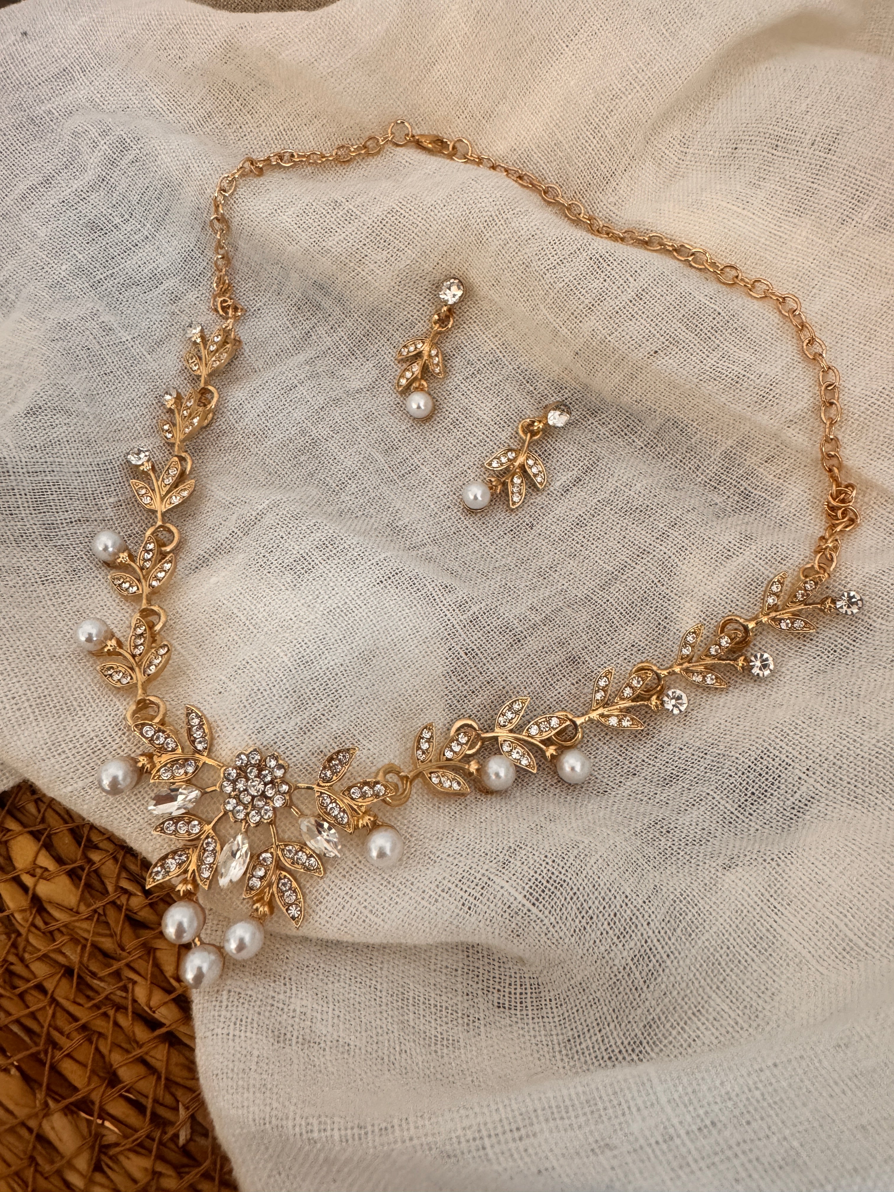 Strass & Perlen Schmuckset Gold – Collier & Ohrringe im eleganten Blätterdesign | ONDEGO®