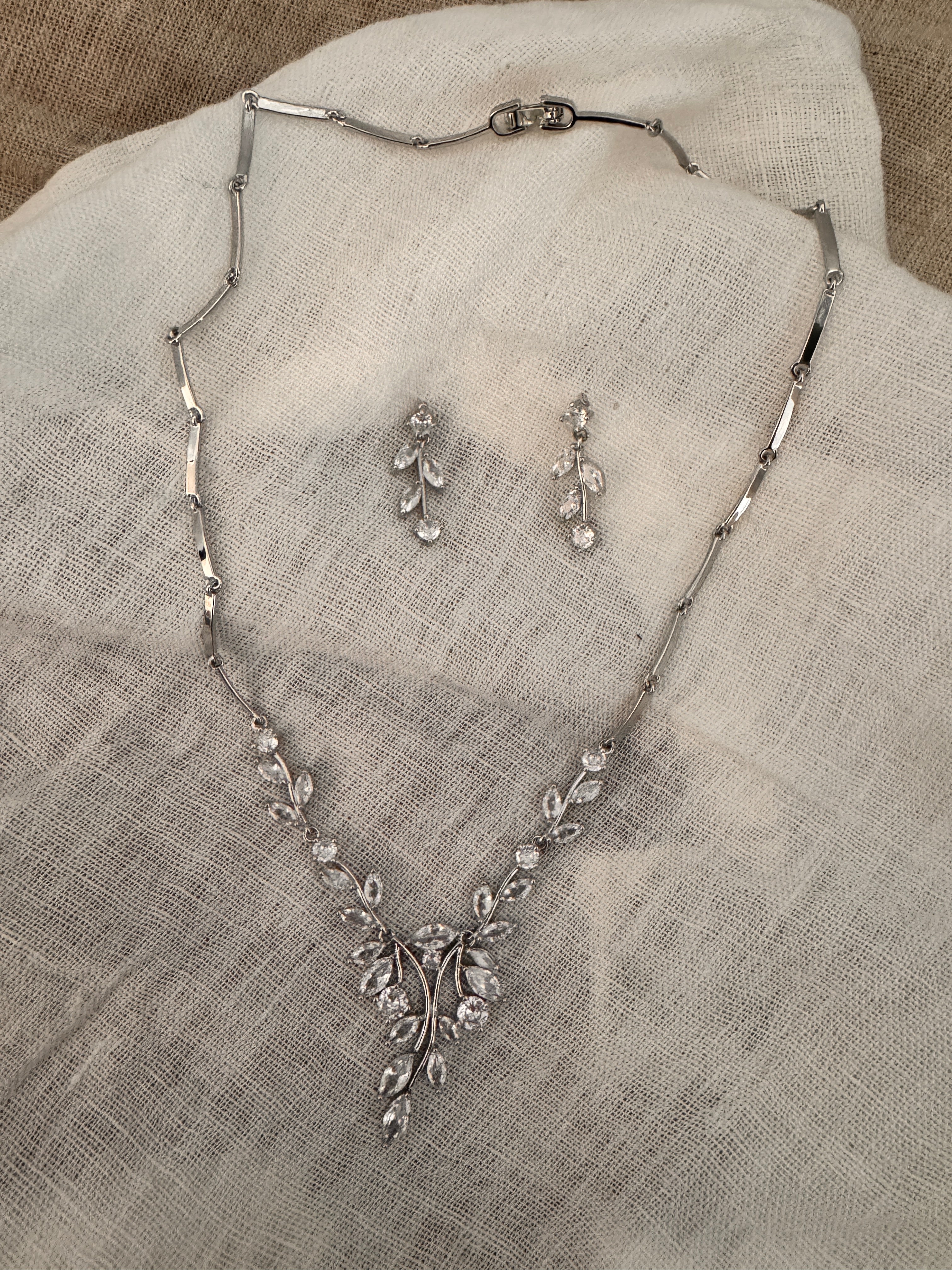 Brautschmuck Set Silber mit Zirkonia – Halskette & Ohrringe im Blätterdesign