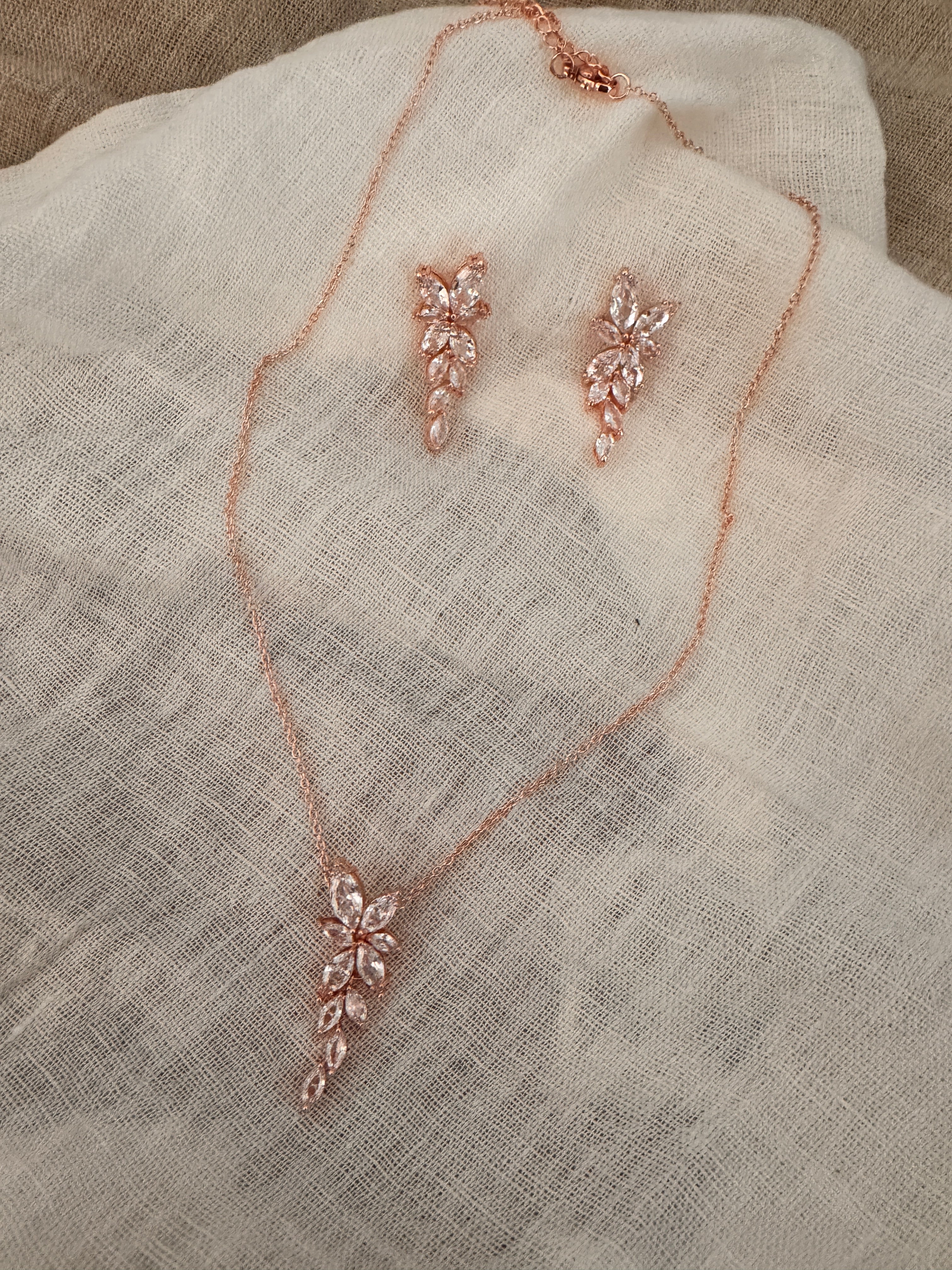 Brautschmuck Set Roségold – Zirkonia Kette & Ohrringe 3,5 cm filigran elegant | ONDEGO®