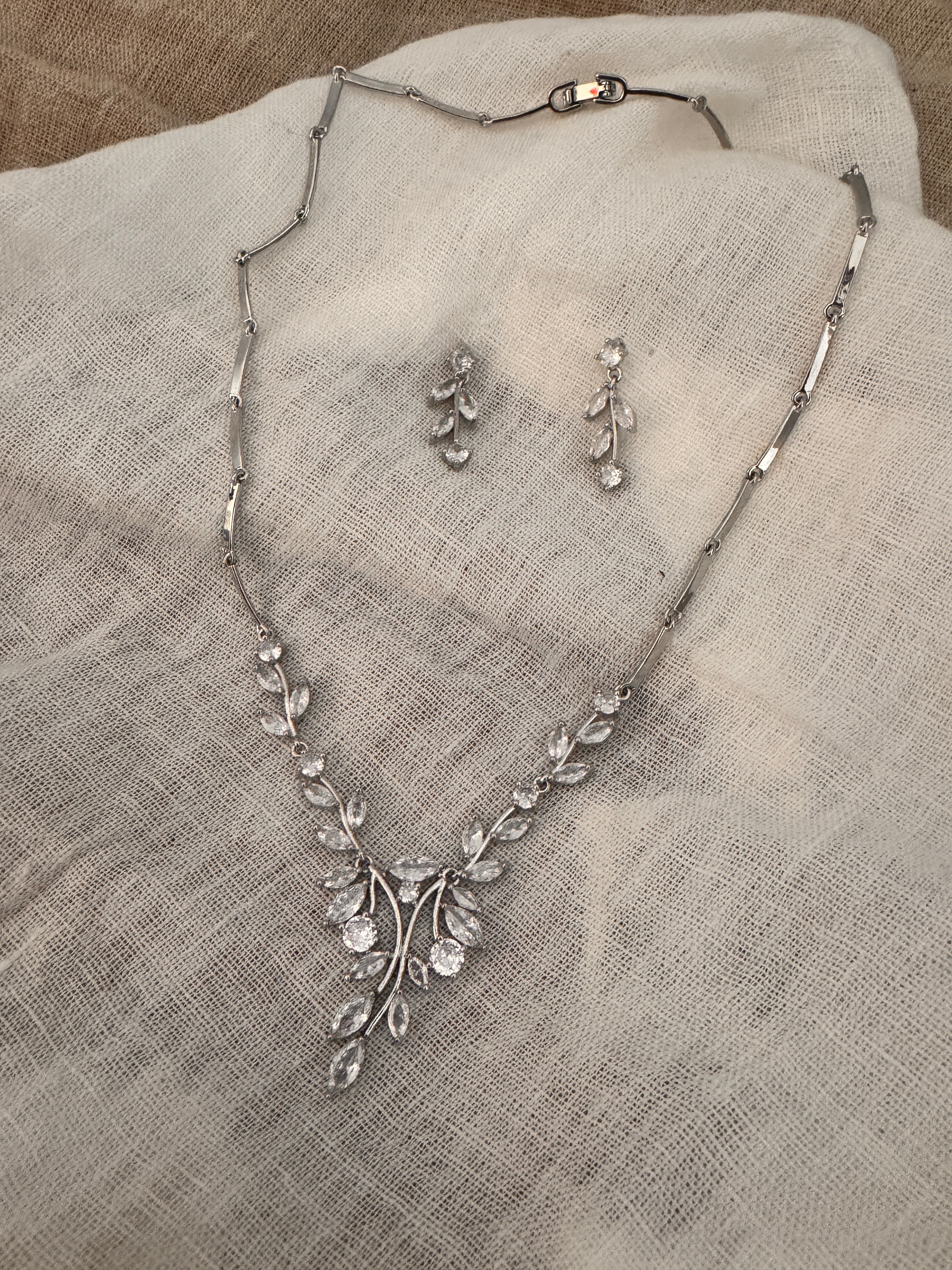Brautschmuck Set Silber mit Zirkonia – Halskette & Ohrringe im Blätterdesign