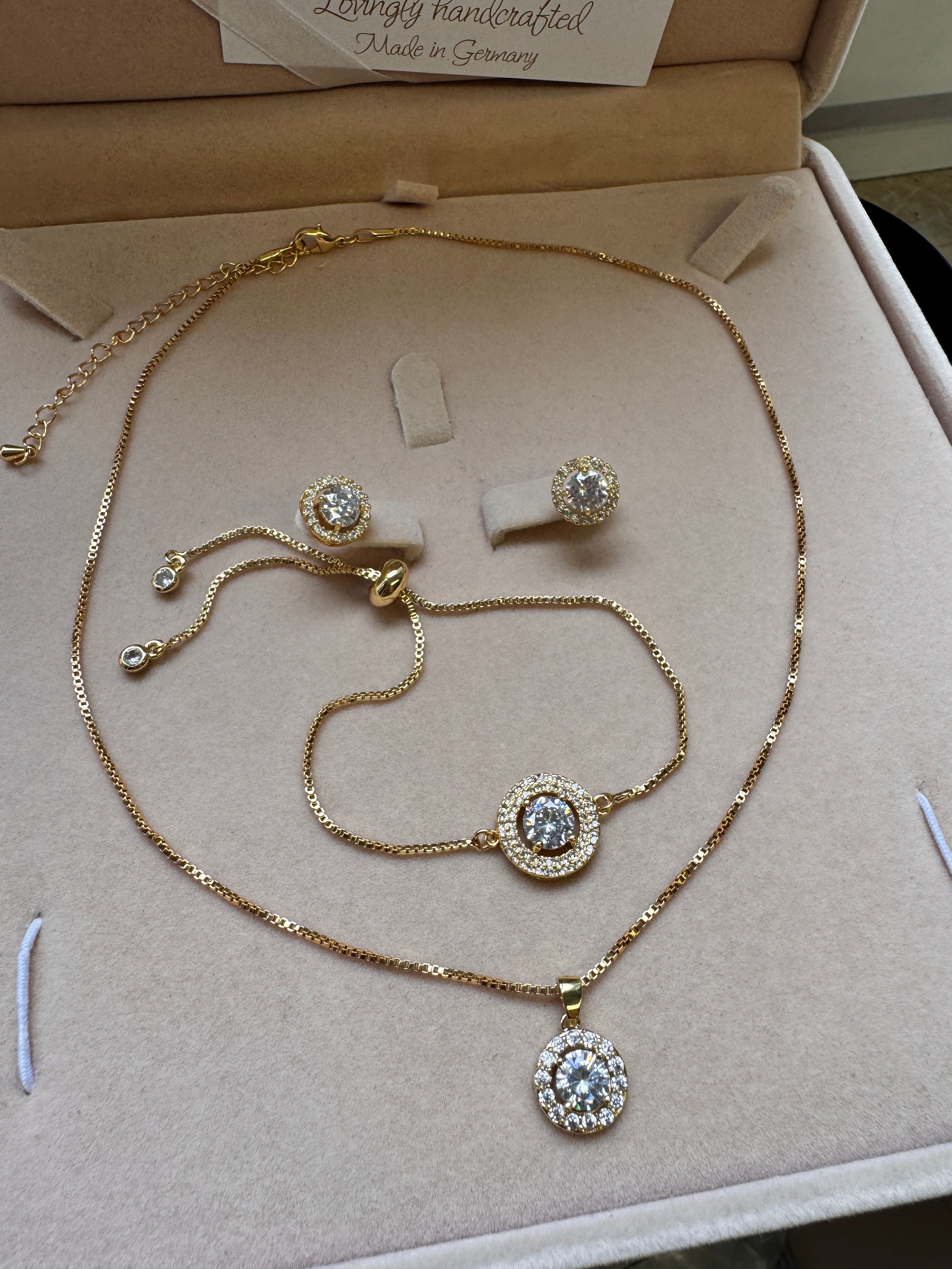 Zirkonia & Strass Schmuckset in Gold – Halskette, Ohrringe & Armband | ONDEGO®
