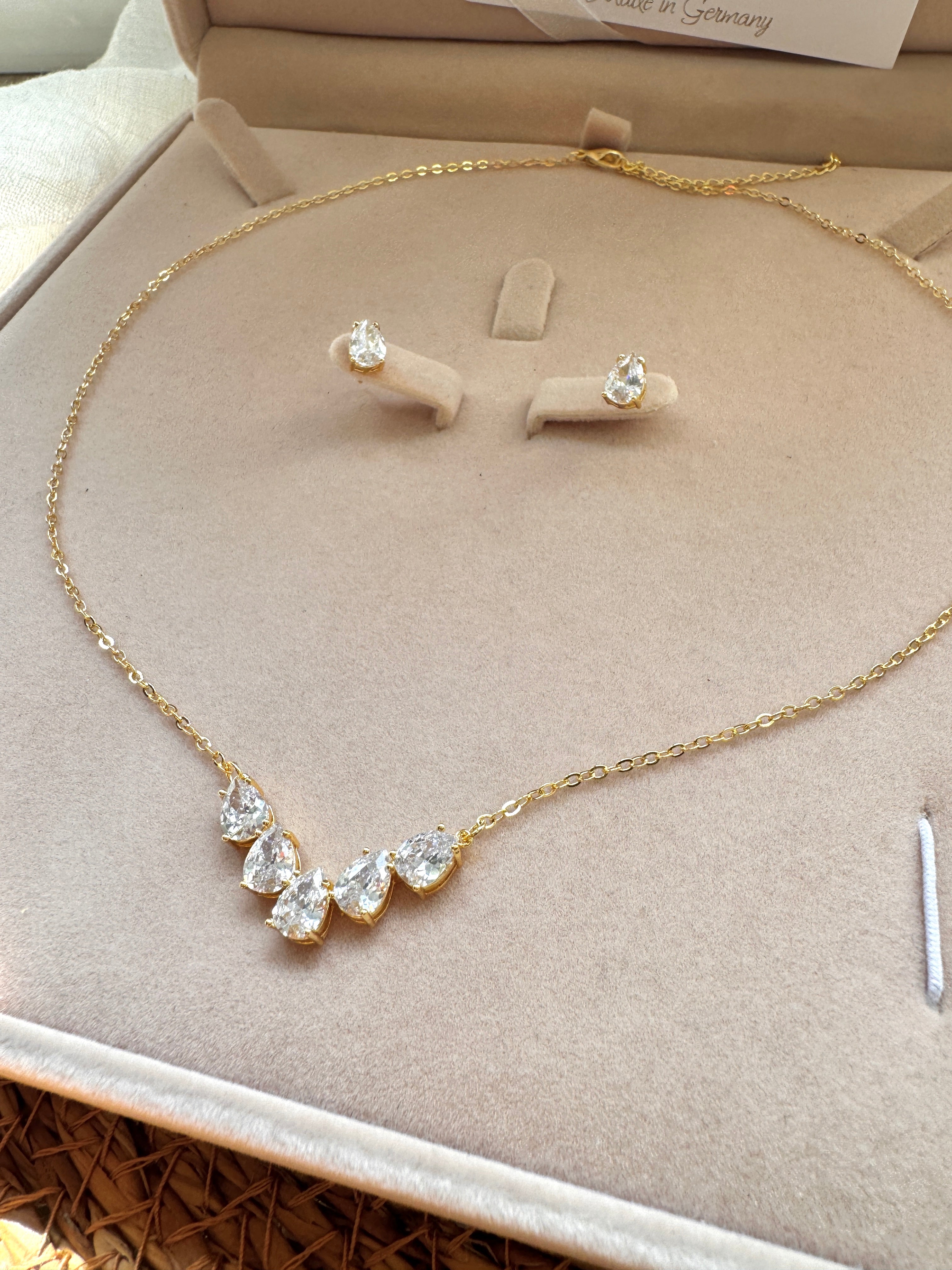 Gold Zirkonia Schmuckset mit Mini-Ohrringen – filigranes Collier | ONDEGO®
