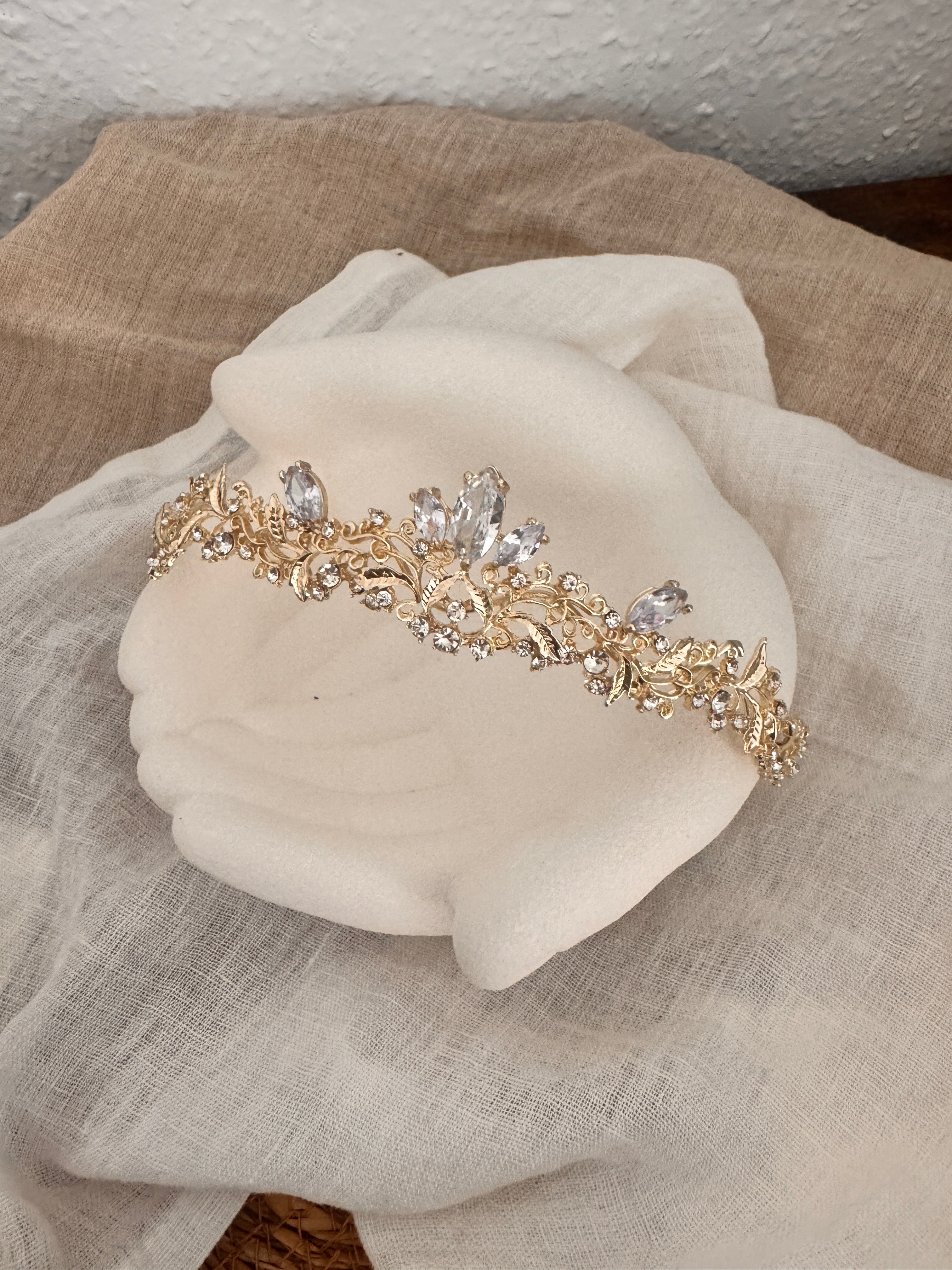 Diadem Gold – Tiara mit Strass und Ösen 4 cm hoch | ONDEGO®
