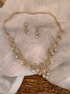 Strass & Perlen Schmuckset Gold – Collier & Ohrringe im eleganten Blätterdesign | ONDEGO®