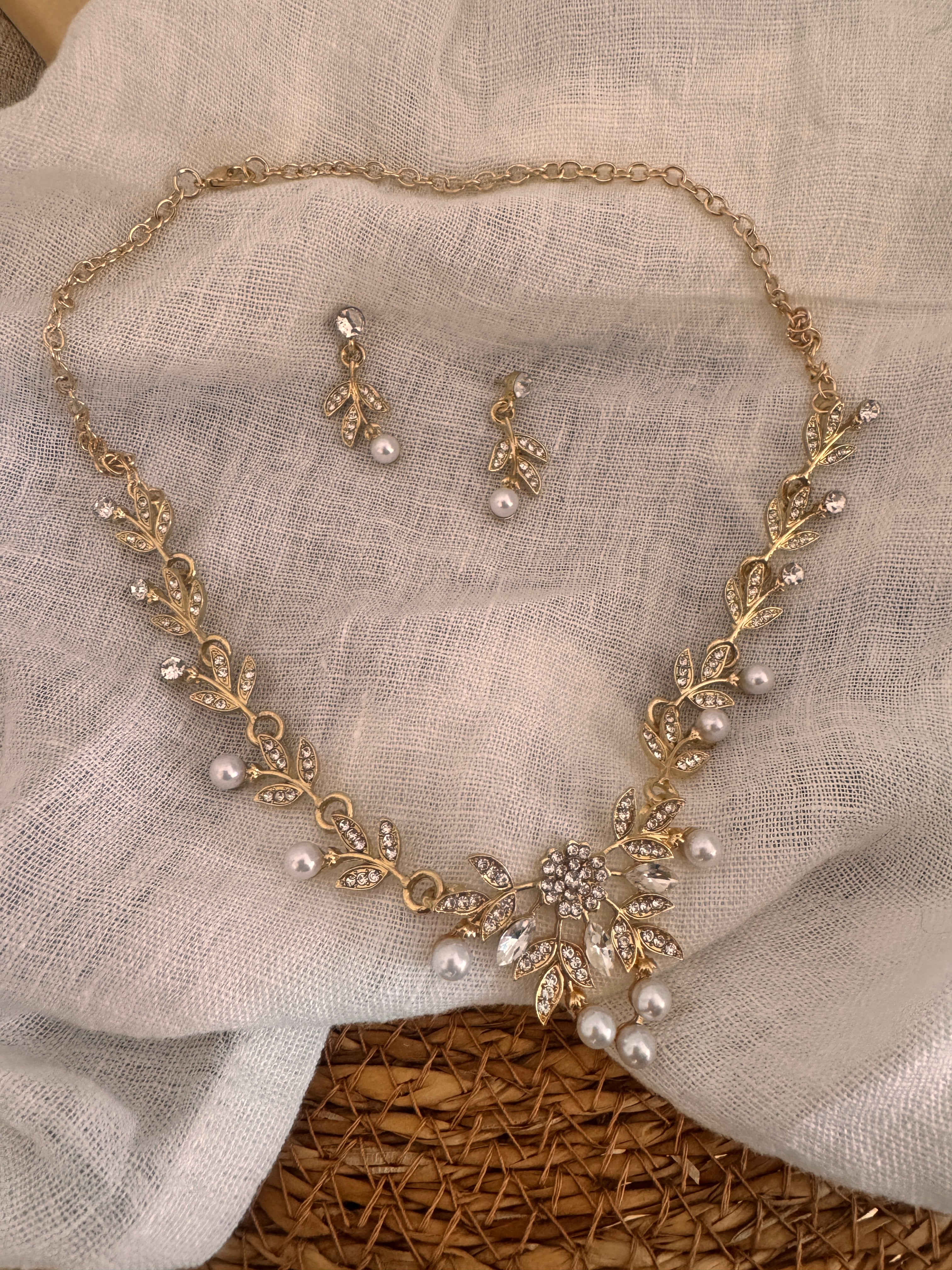 Strass & Perlen Schmuckset Gold – Collier & Ohrringe im eleganten Blätterdesign | ONDEGO®