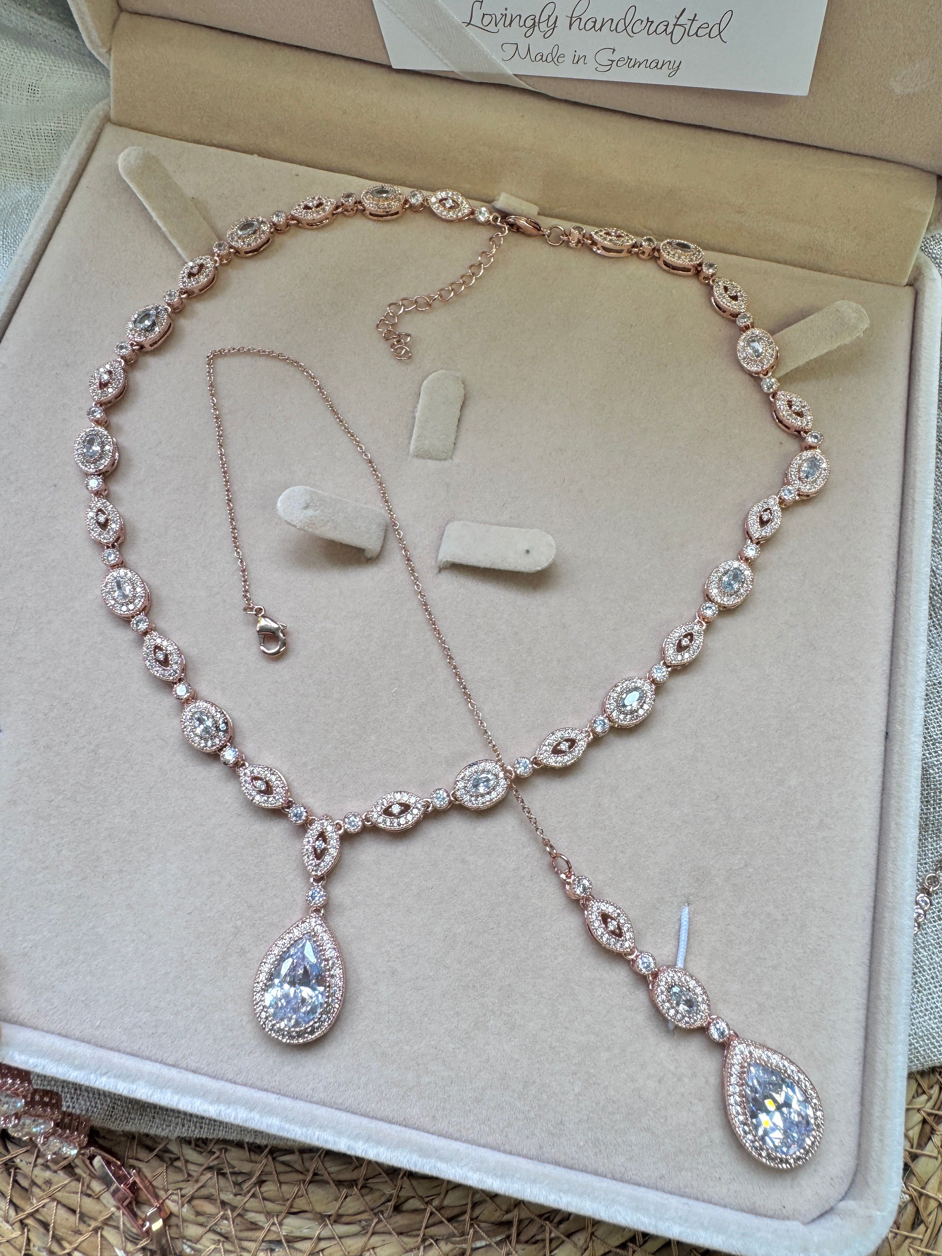 Brautschmuck mit Zirkonia – Rückenkette mit Halskette, Ohrringe oder Armband | Roségold | ONDEGO®