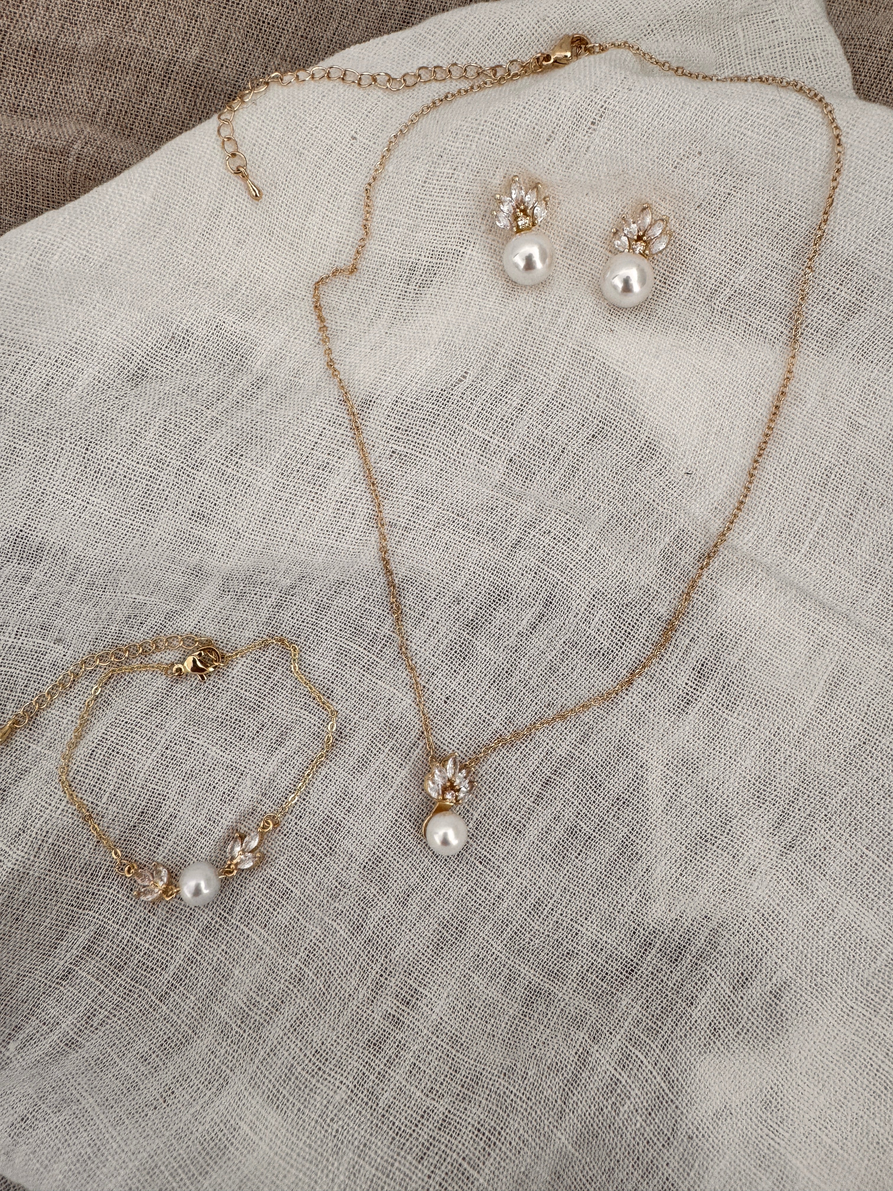 Brautschmuck Set Gold mit Perlen & Zirkonia – Halskette, Ohrringe & Armband 3-teilig