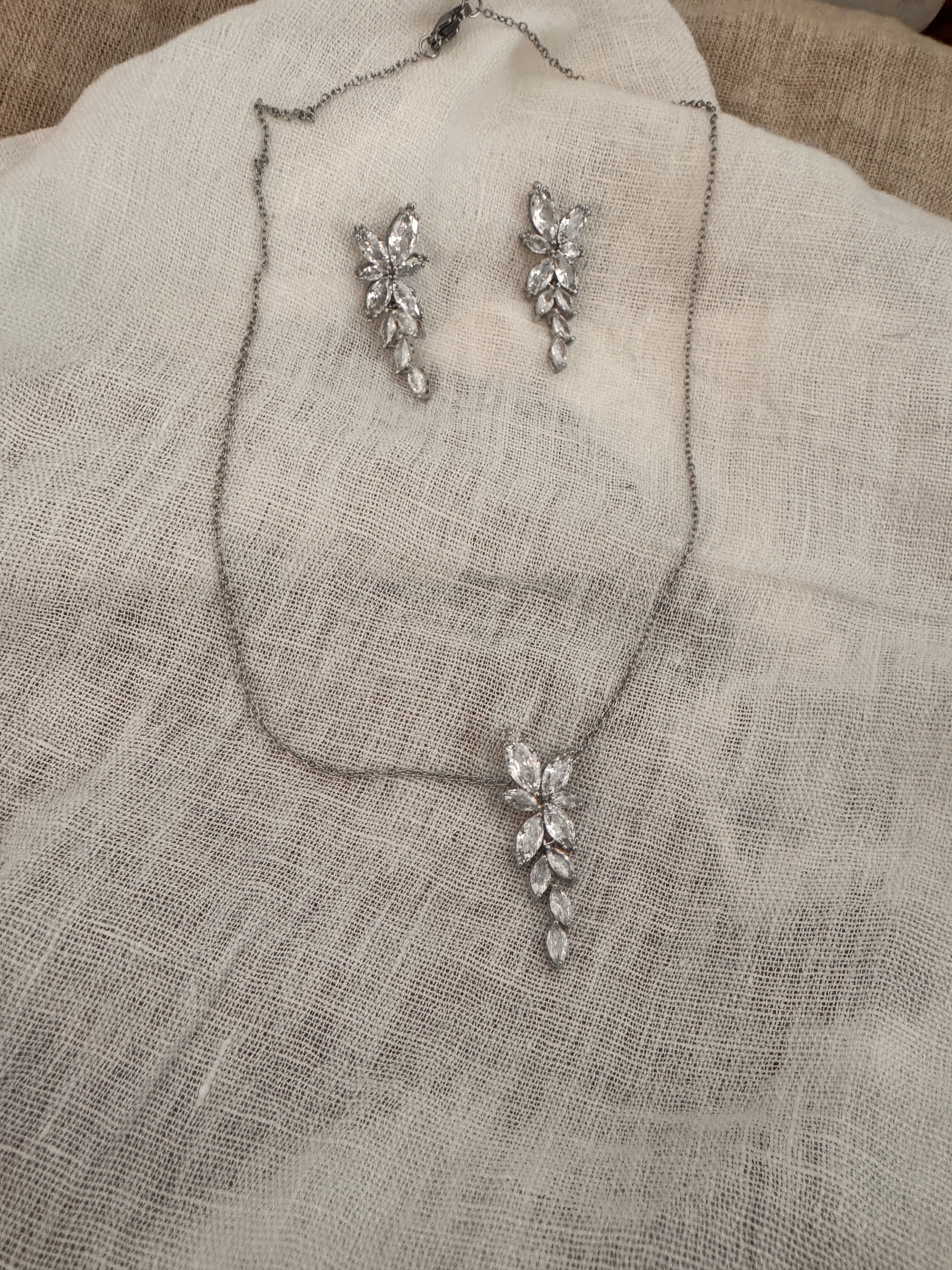 Brautschmuck Set Silber – Zirkonia Kette & Ohrringe 3,5 cm filigran elegant | ONDEGO®