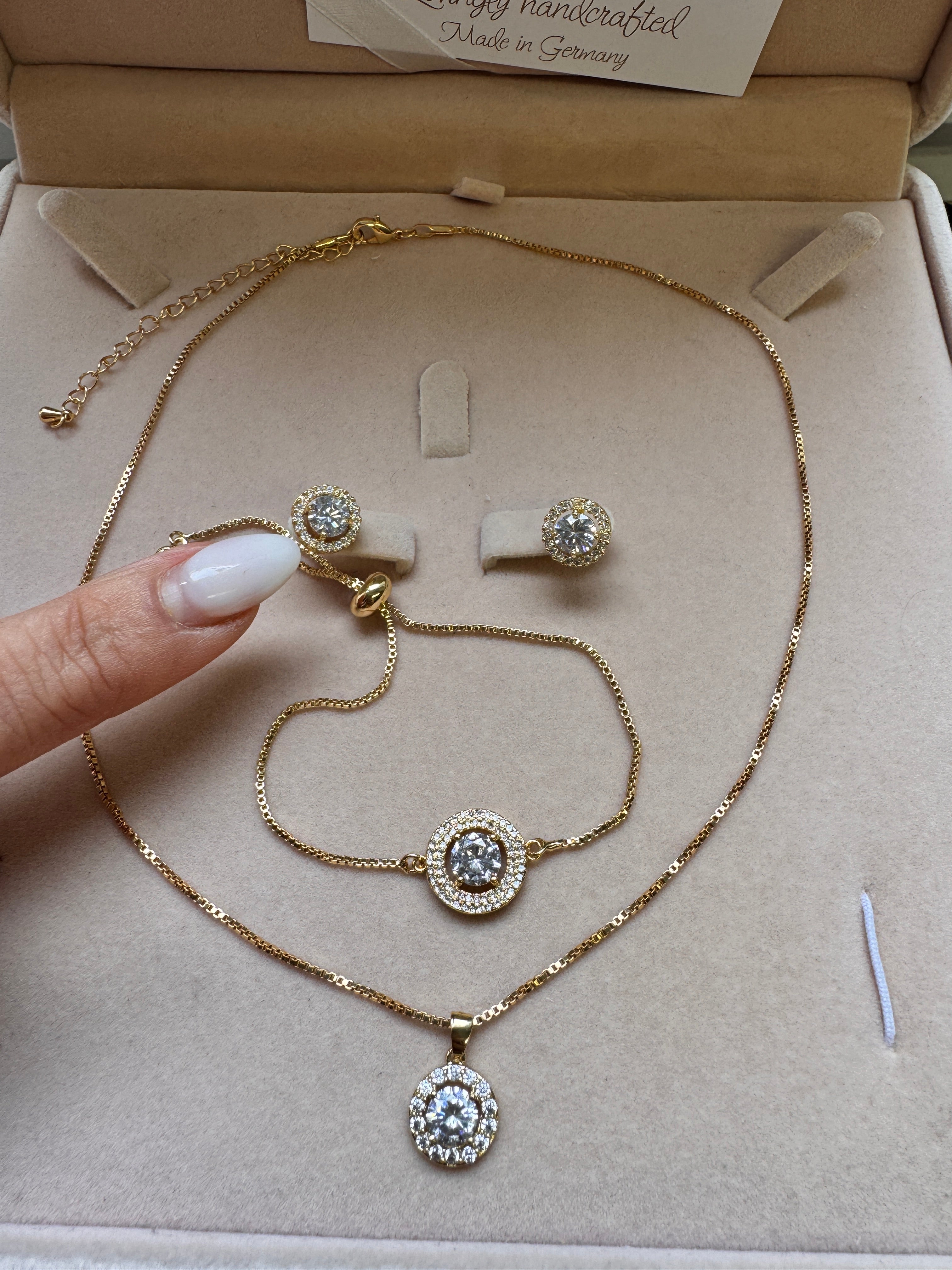 Zirkonia & Strass Schmuckset in Gold – Halskette, Ohrringe & Armband | ONDEGO®