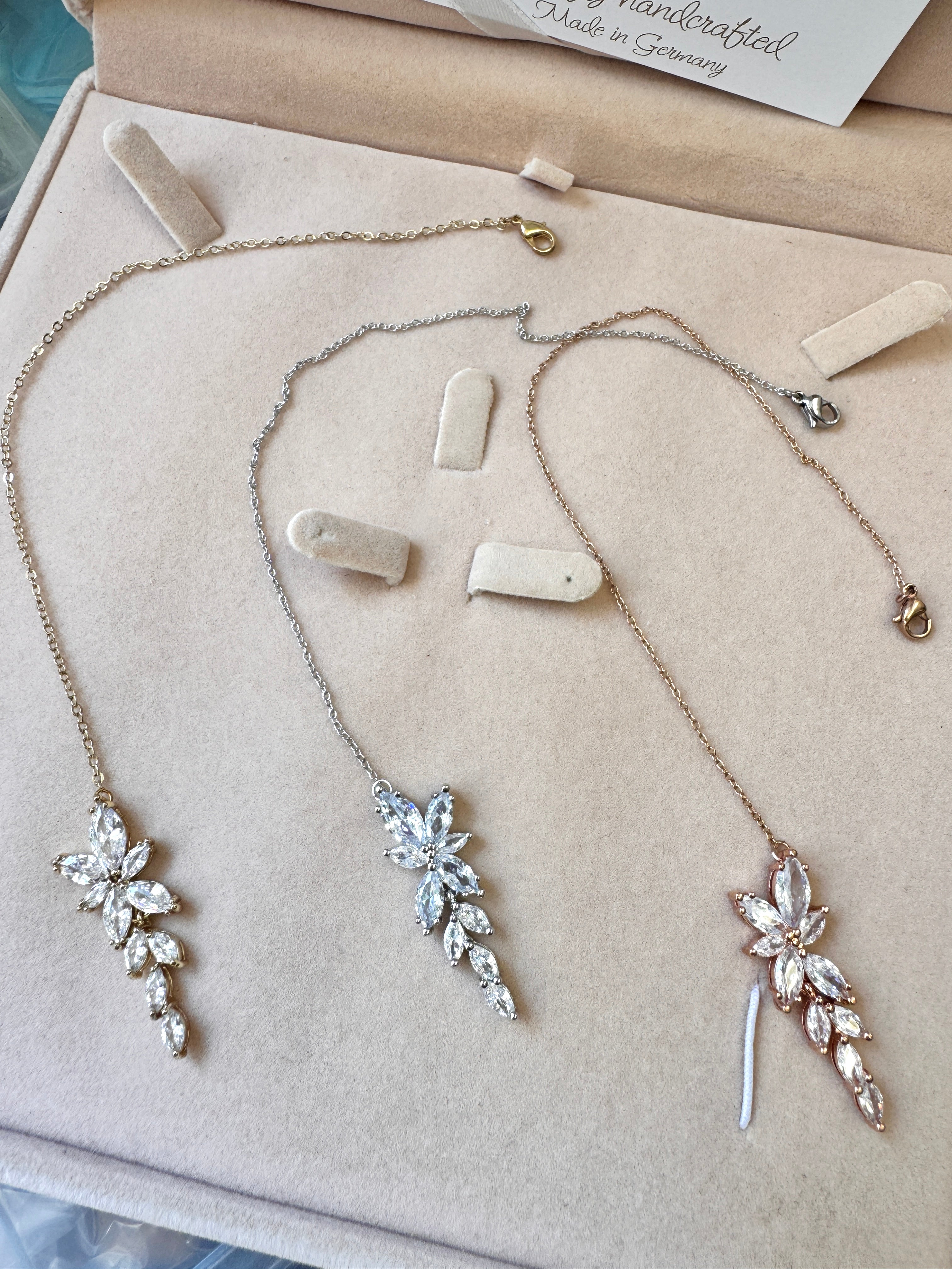 Elegante Rückenkette mit Zirkonia-Blätter Anhänger – filigraner Rückenschmuck | ONDEGO®
