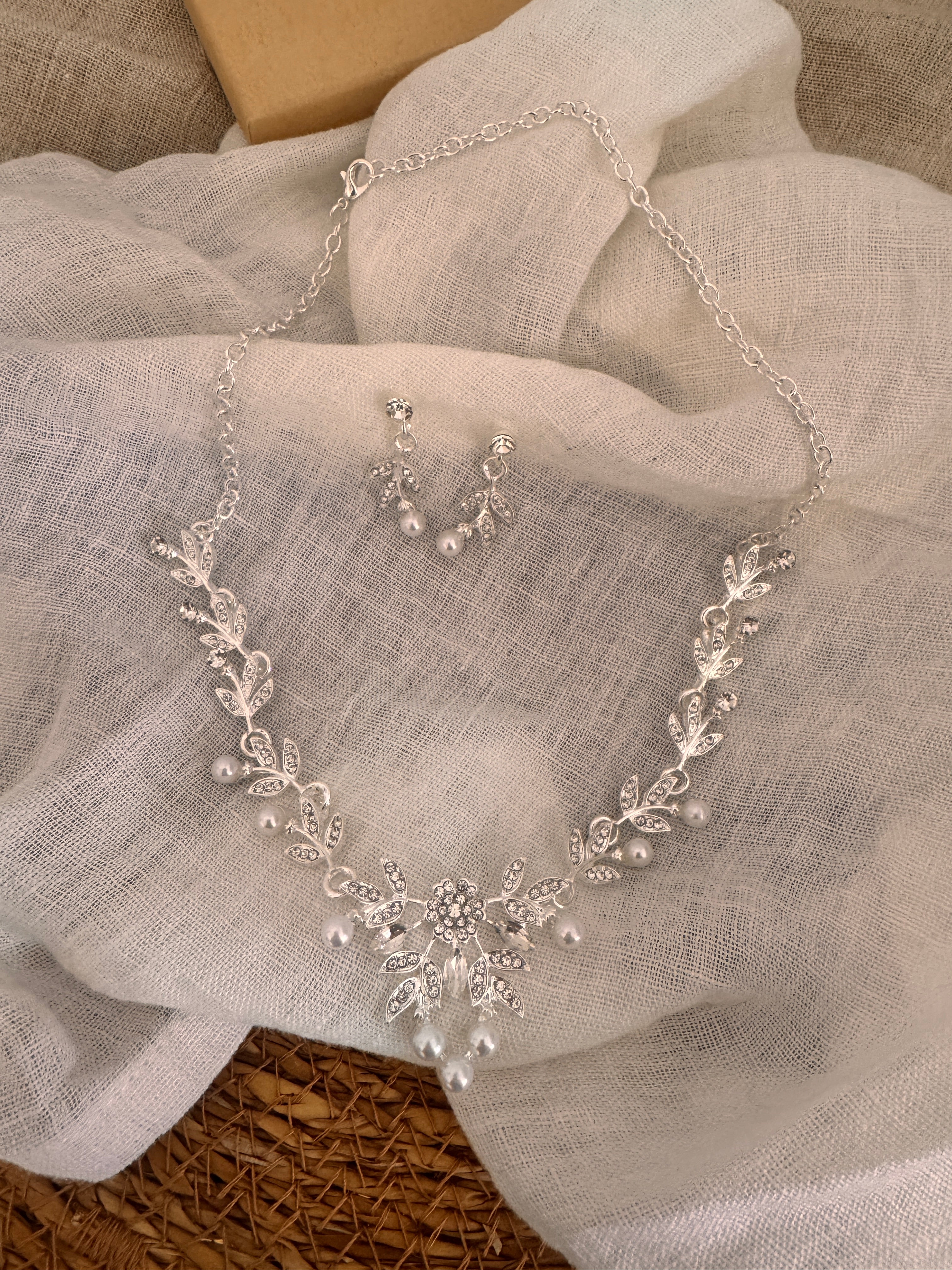 Strass & Perlen Schmuckset Silber – Collier & Ohrringe im eleganten Blätterdesign | ONDEGO®