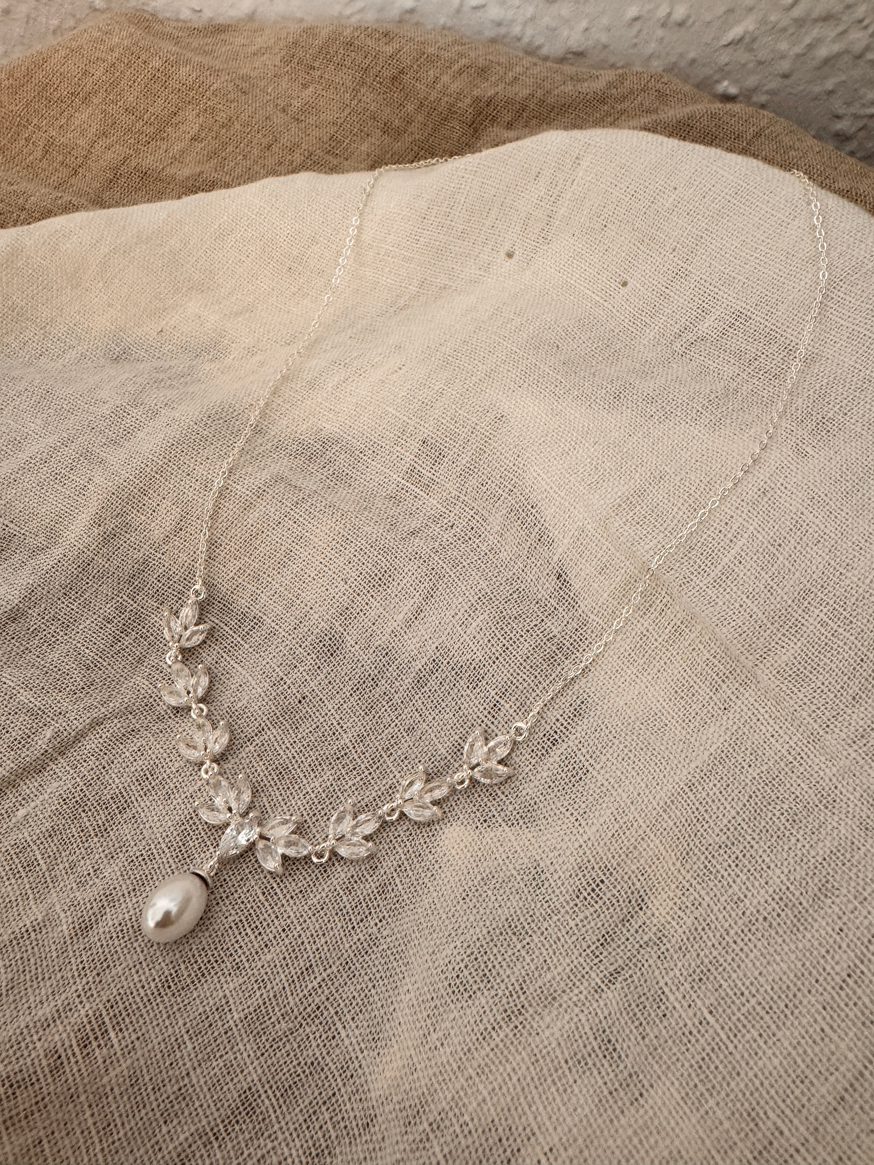 Halskette Silber mit Perle & Zirkonia – filigrane Brautkette im Blätterdesign