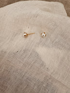 Perlen Ohrstecker Gold 6 mm – Edelstahl wasserfest | Brautschmuck minimalistisch | ONDEGO®