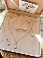 Roségold Zirkonia Schmuckset mit abnehmbarer Rückenkette – Collier, Ohrringe & Armband | ONDEGO®