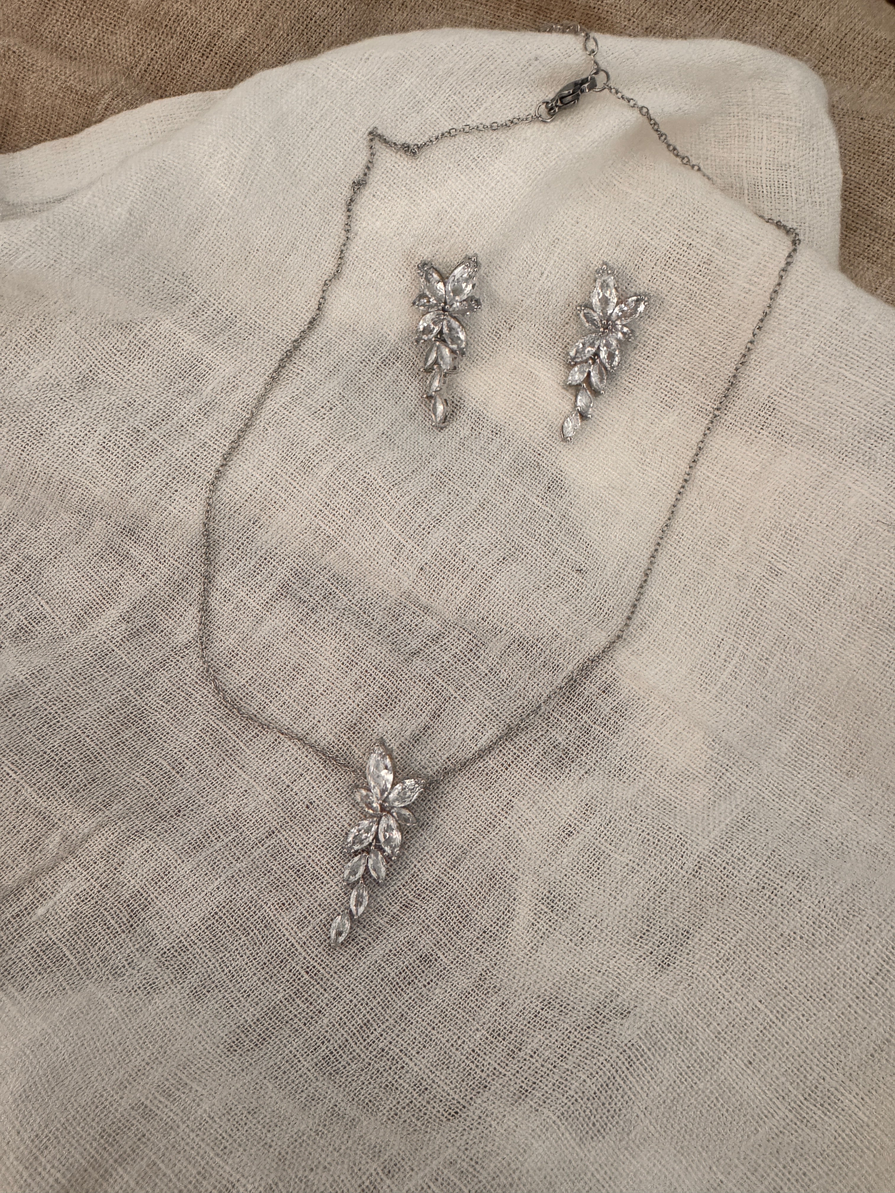 Brautschmuck Set Silber – Zirkonia Kette & Ohrringe 3,5 cm filigran elegant | ONDEGO®