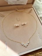 Gold Zirkonia Schmuckset mit Mini-Ohrringen – filigranes Collier | ONDEGO®