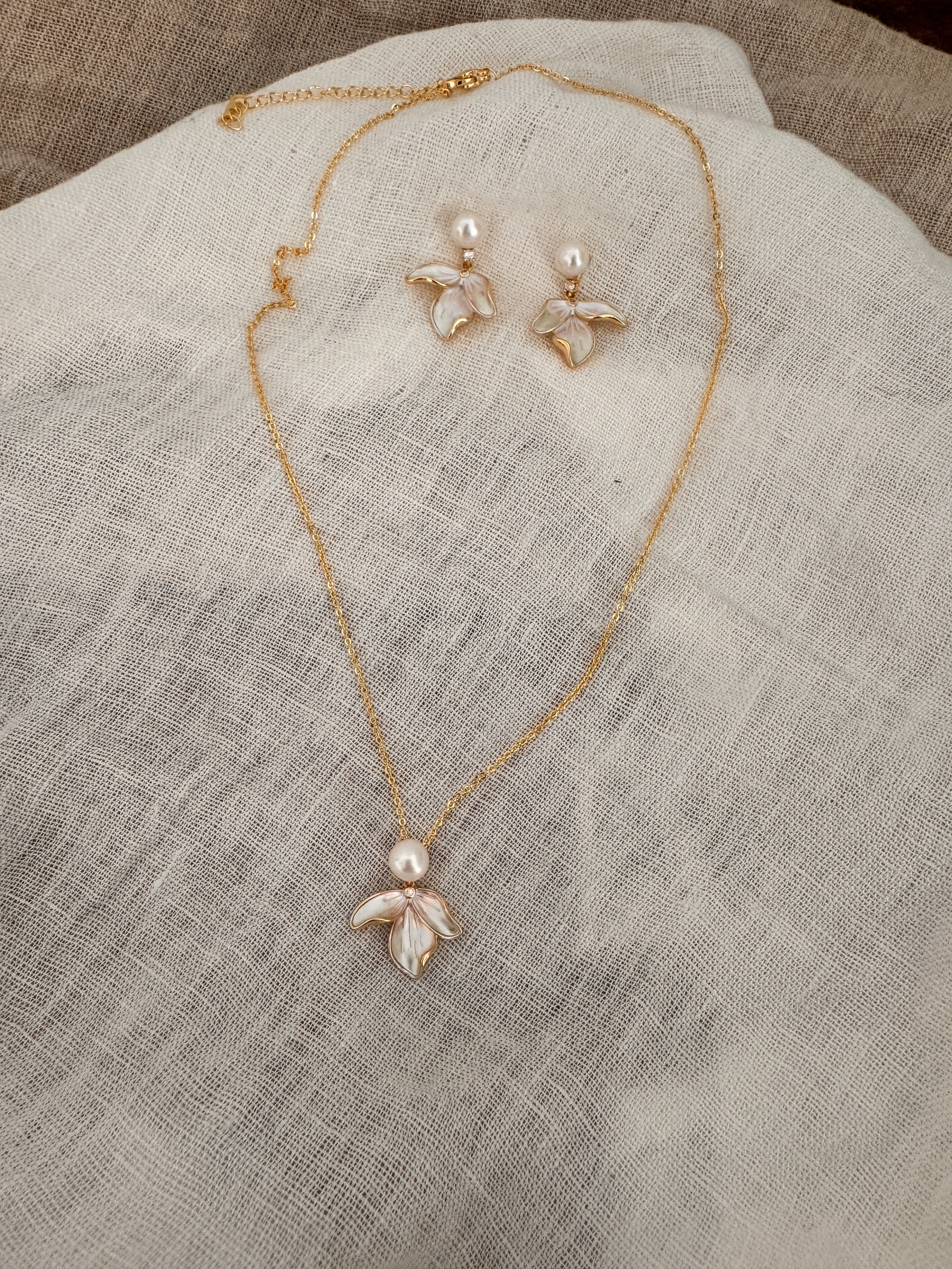 ONDEGO® Schmuckset Gold mit Süßwasserperle – Halskette & Ohrringe
