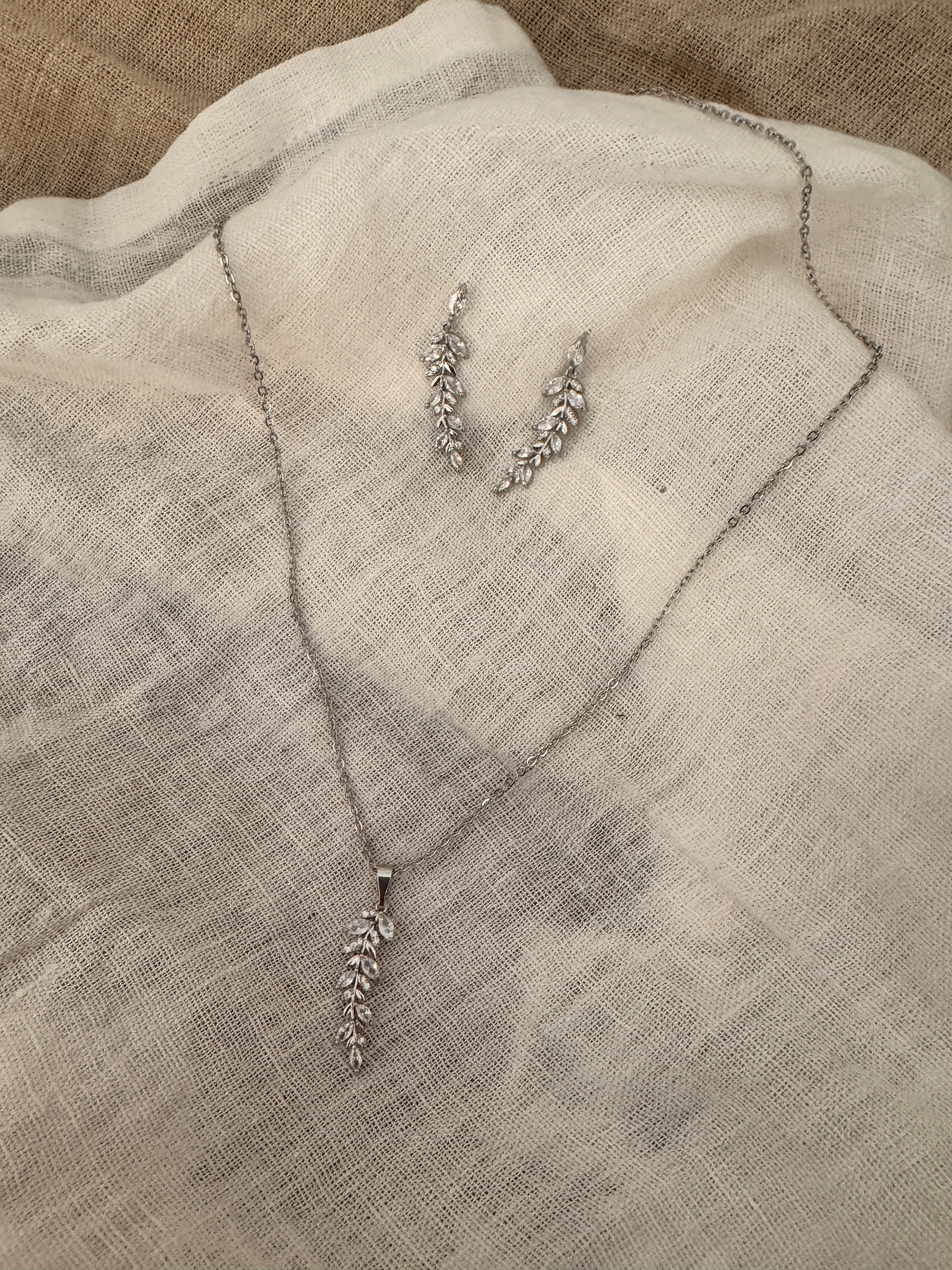 Brautschmuck Set Silber – Zirkonia Blätter Kette & Ohrringe mit optionaler Rückenkette | ONDEGO®