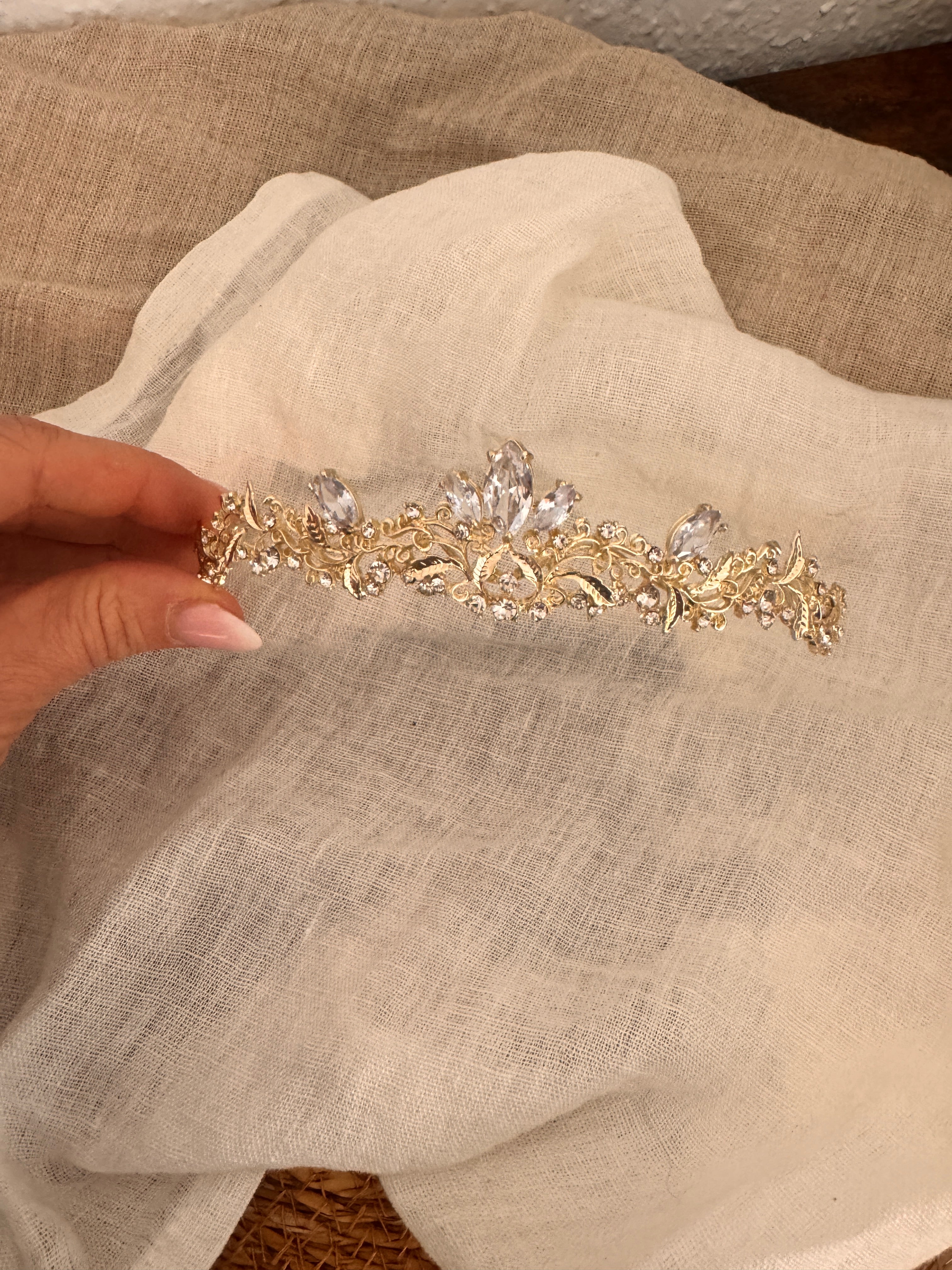 Diadem Gold – Tiara mit Strass und Ösen 4 cm hoch | ONDEGO®