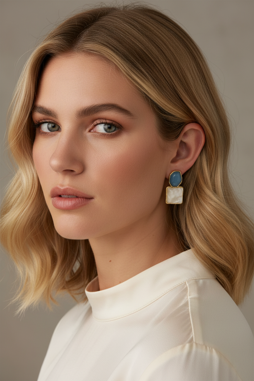 Statement-Ohrringe Hellblau & Ivory – goldfarbene Ohrstecker für Damen