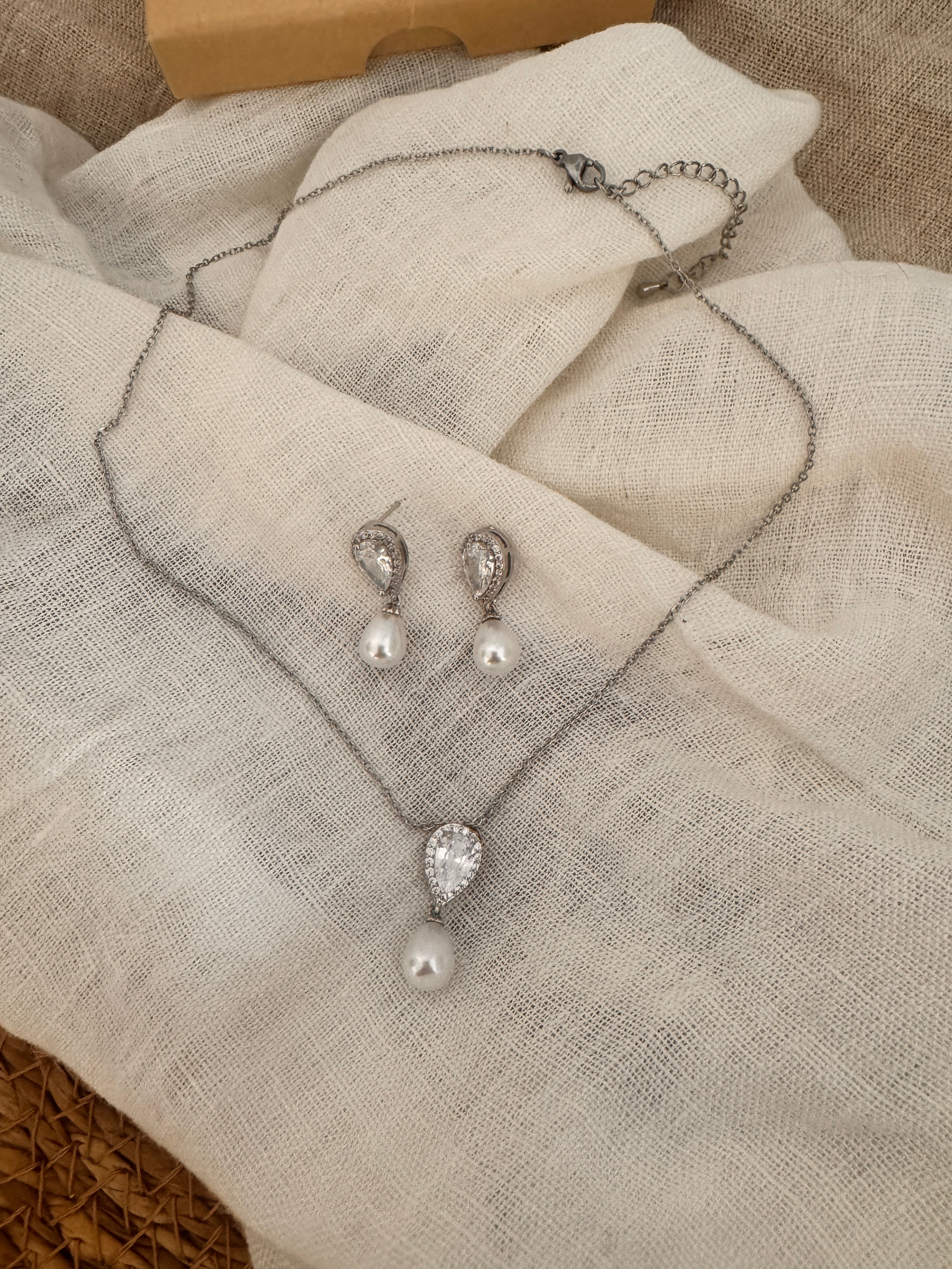 Zirkonia Perlen Schmuckset Silber – Halskette & Ohrringe mit Tropfenperle | Brautschmuck Elegant | ONDEGO®