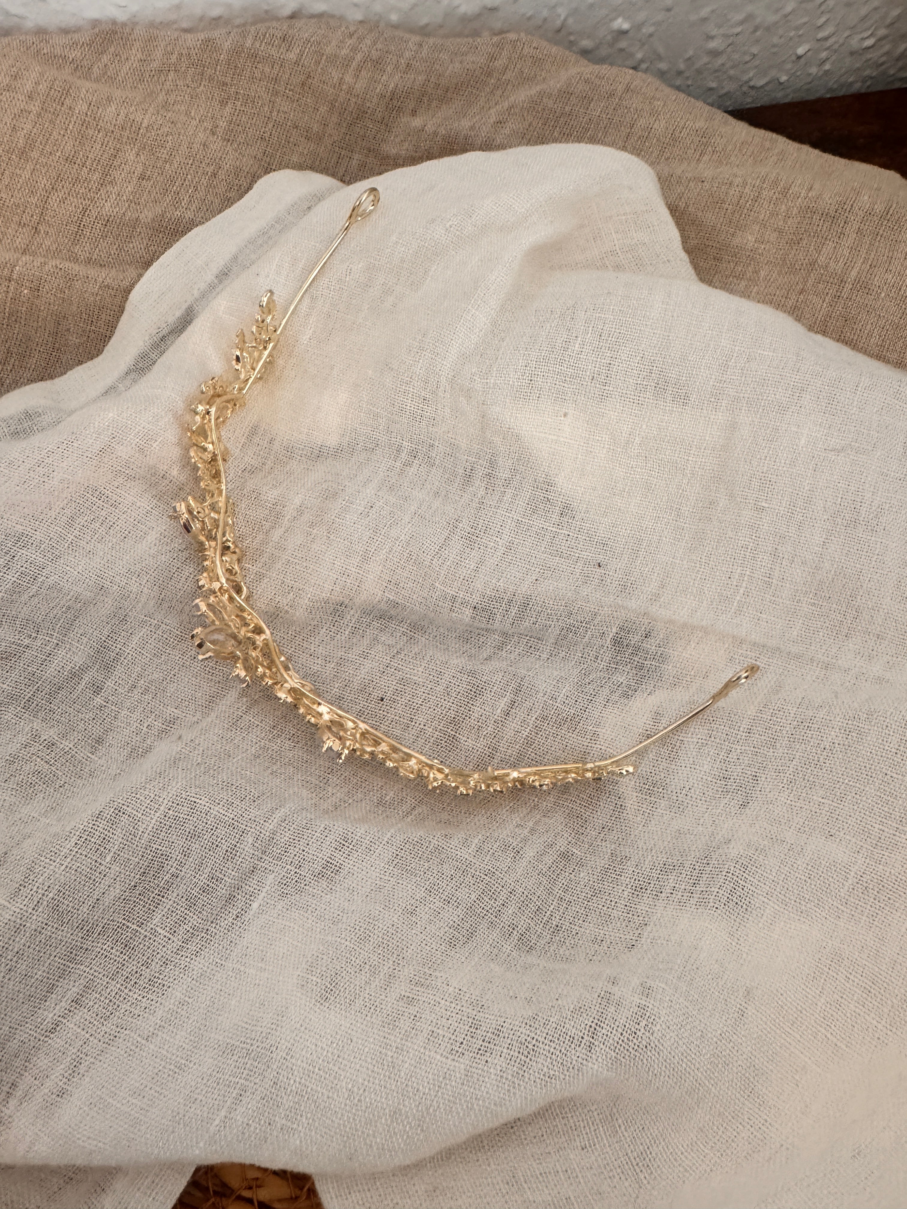 Diadem Gold – Tiara mit Strass und Ösen 4 cm hoch | ONDEGO®