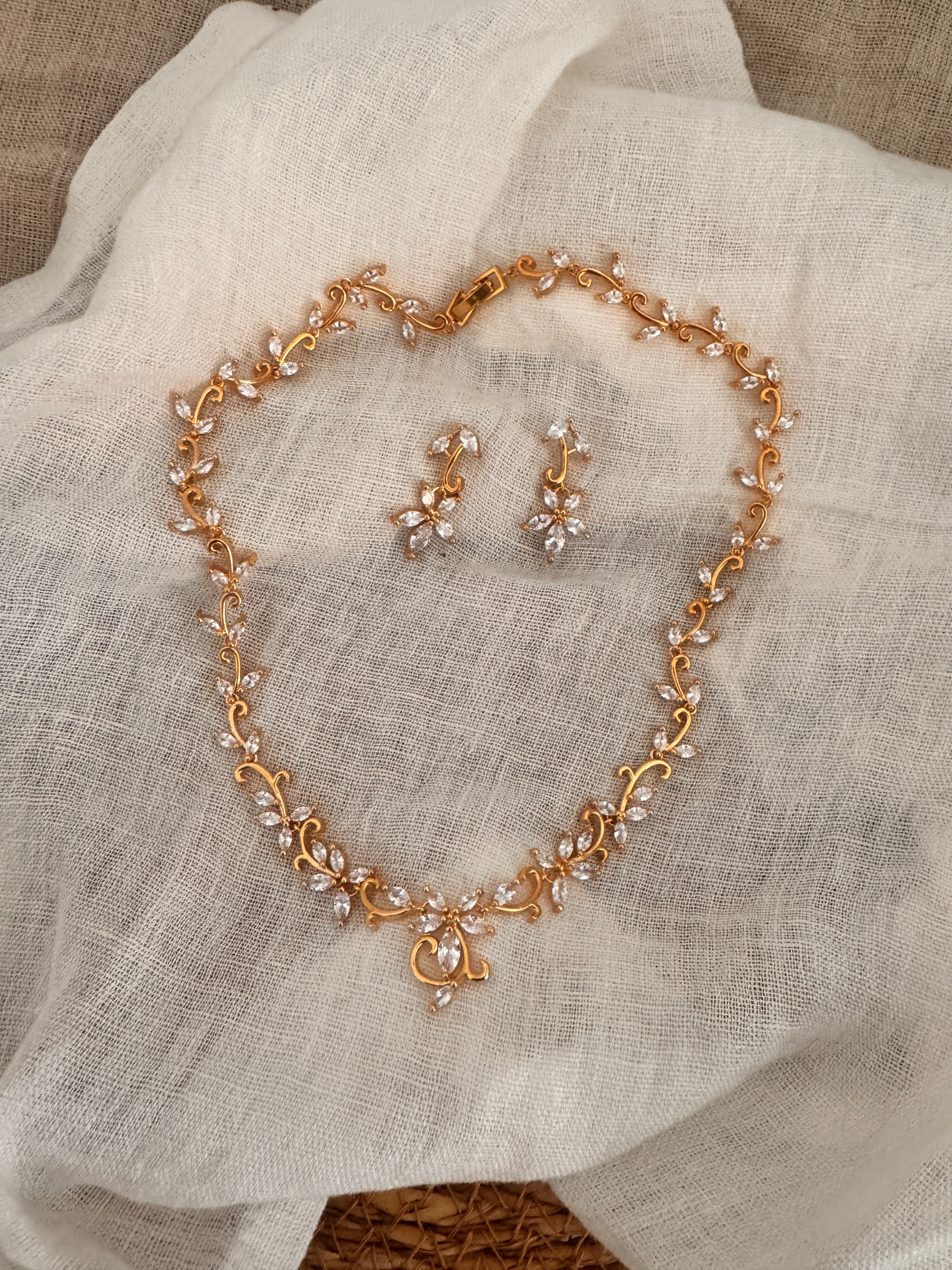 Zirkonia Schmuckset Gold – Collier & Ohrringe im eleganten Blätterdesign | ONDEGO®