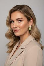 Ohrringe Damen Gold mit Schmucksteinen Grün & Ivory – Statement Ohrstecker 3,5 cm