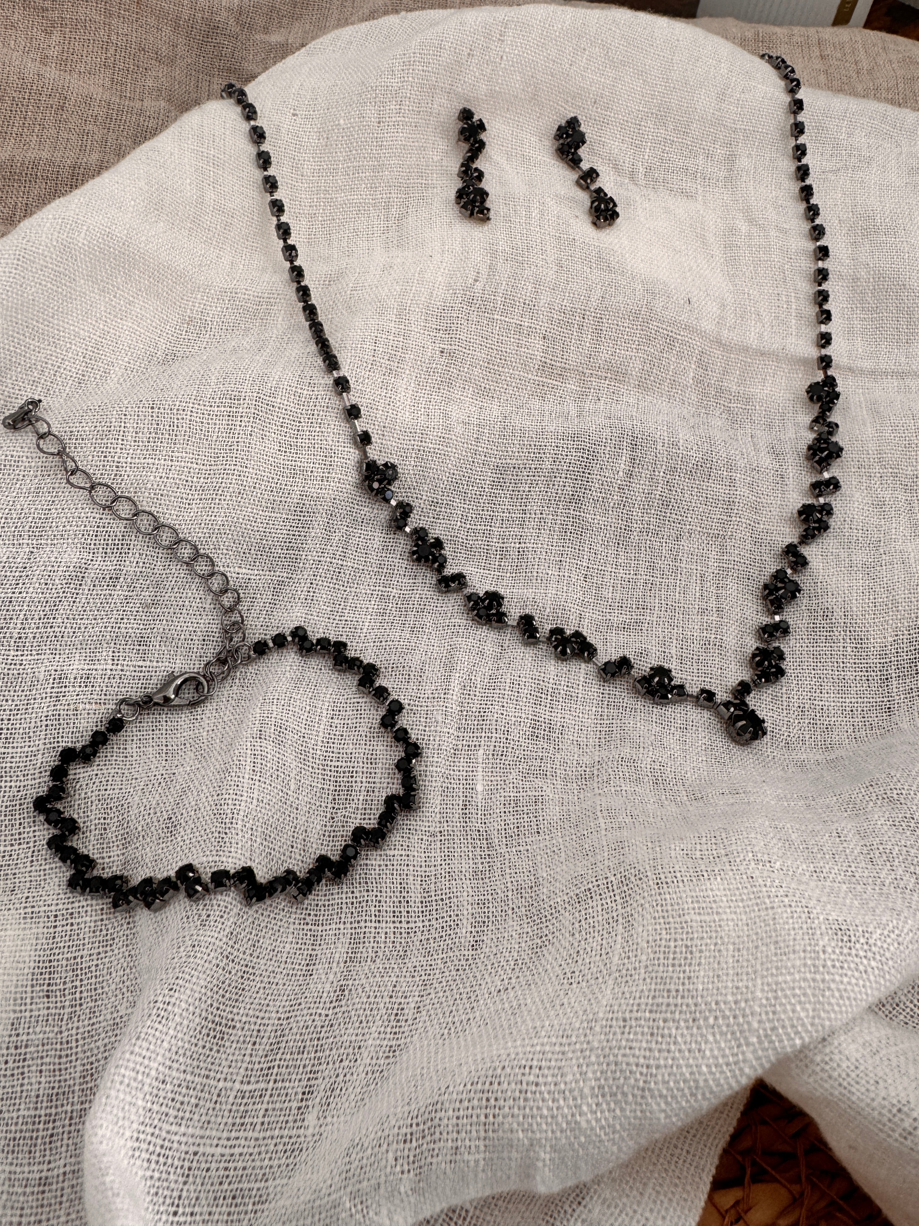 Brautschmuck Set Schwarz – Halskette, Armband & Ohrringe mit Strass | Rhodium Look | ONDEGO®