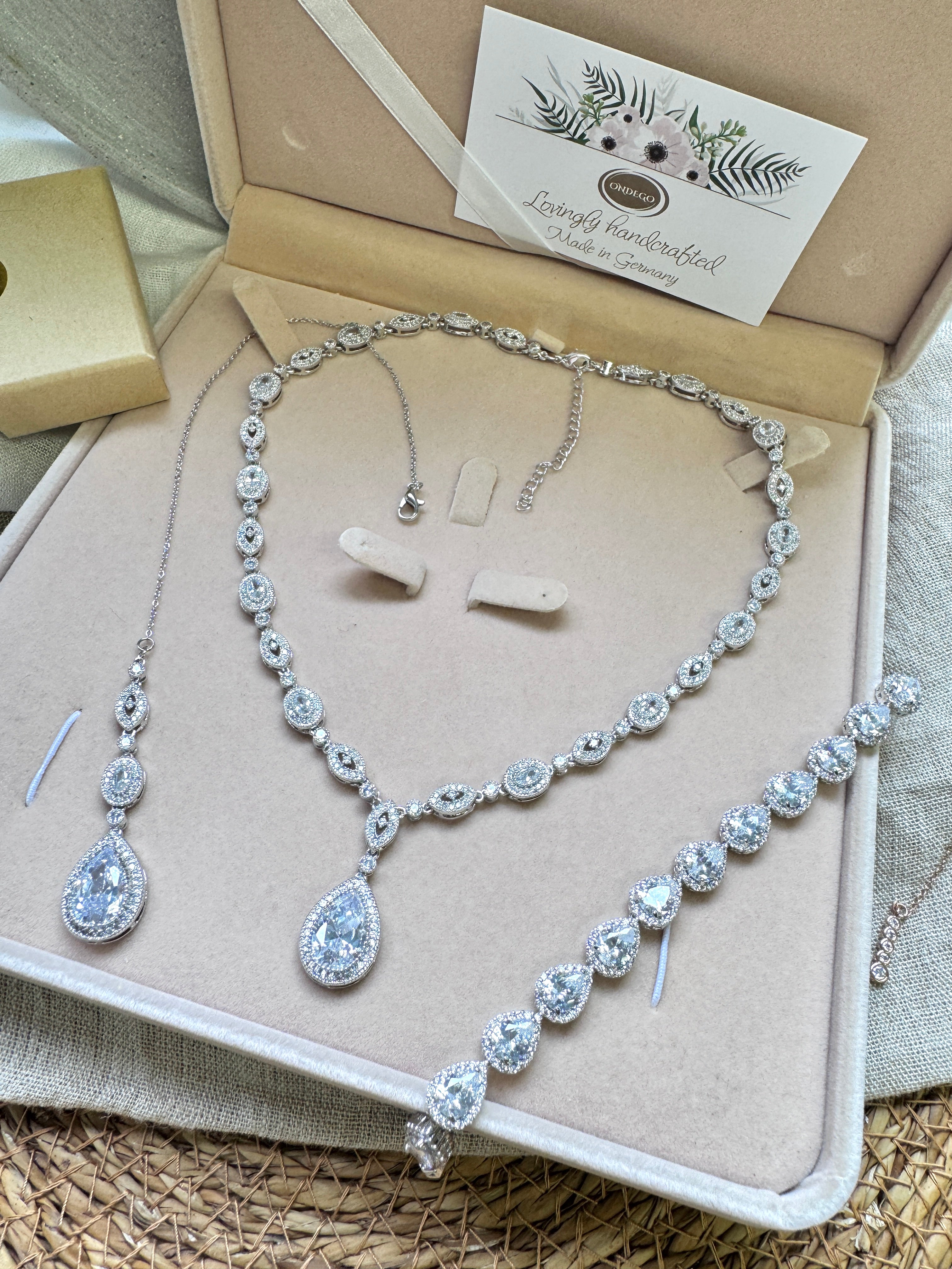 Brautschmuck mit Zirkonia – Rückenkette mit Halskette, Ohrringe oder Armband | Silber | ONDEGO®