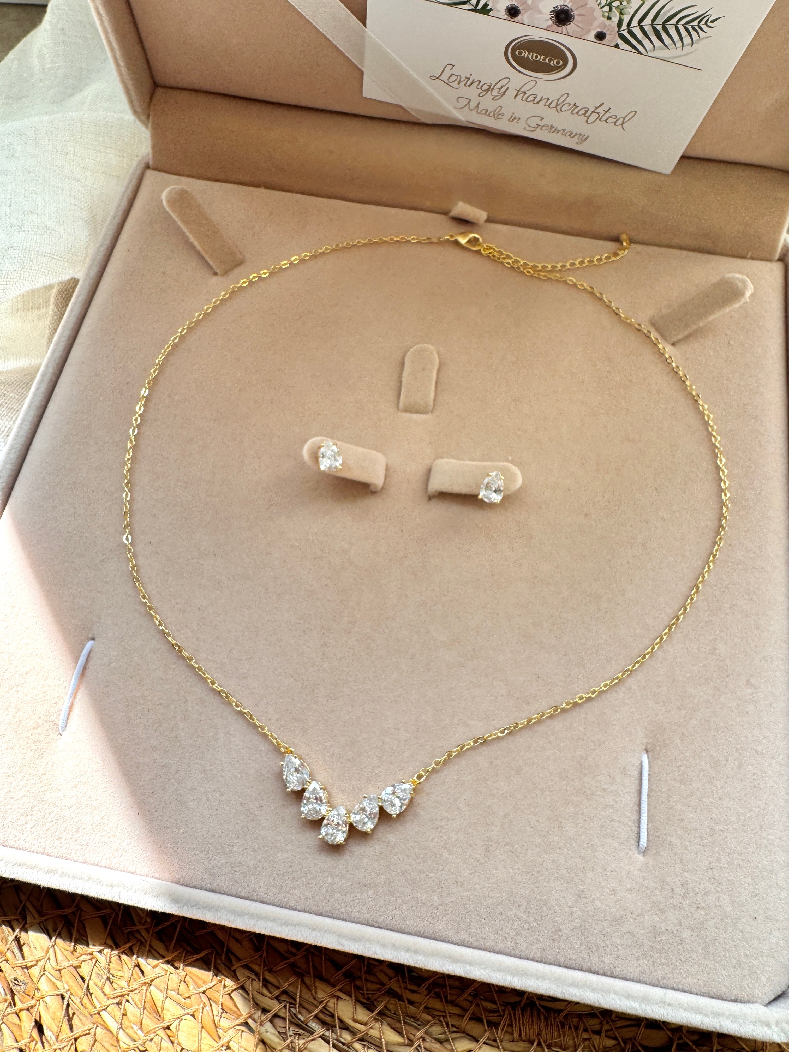 Gold Zirkonia Schmuckset mit Mini-Ohrringen – filigranes Collier | ONDEGO®