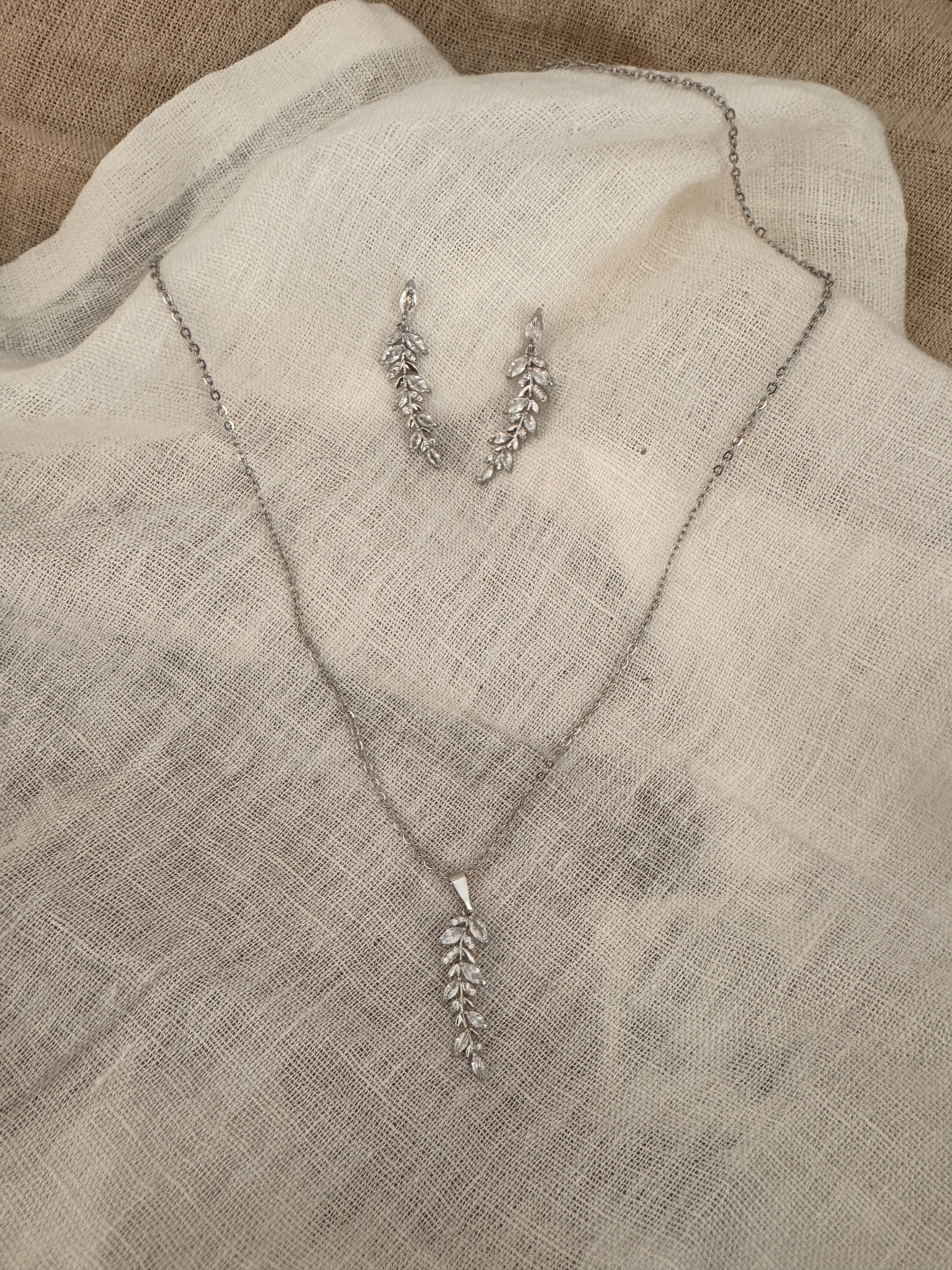 Brautschmuck Set Silber – Zirkonia Blätter Kette & Ohrringe mit optionaler Rückenkette | ONDEGO®