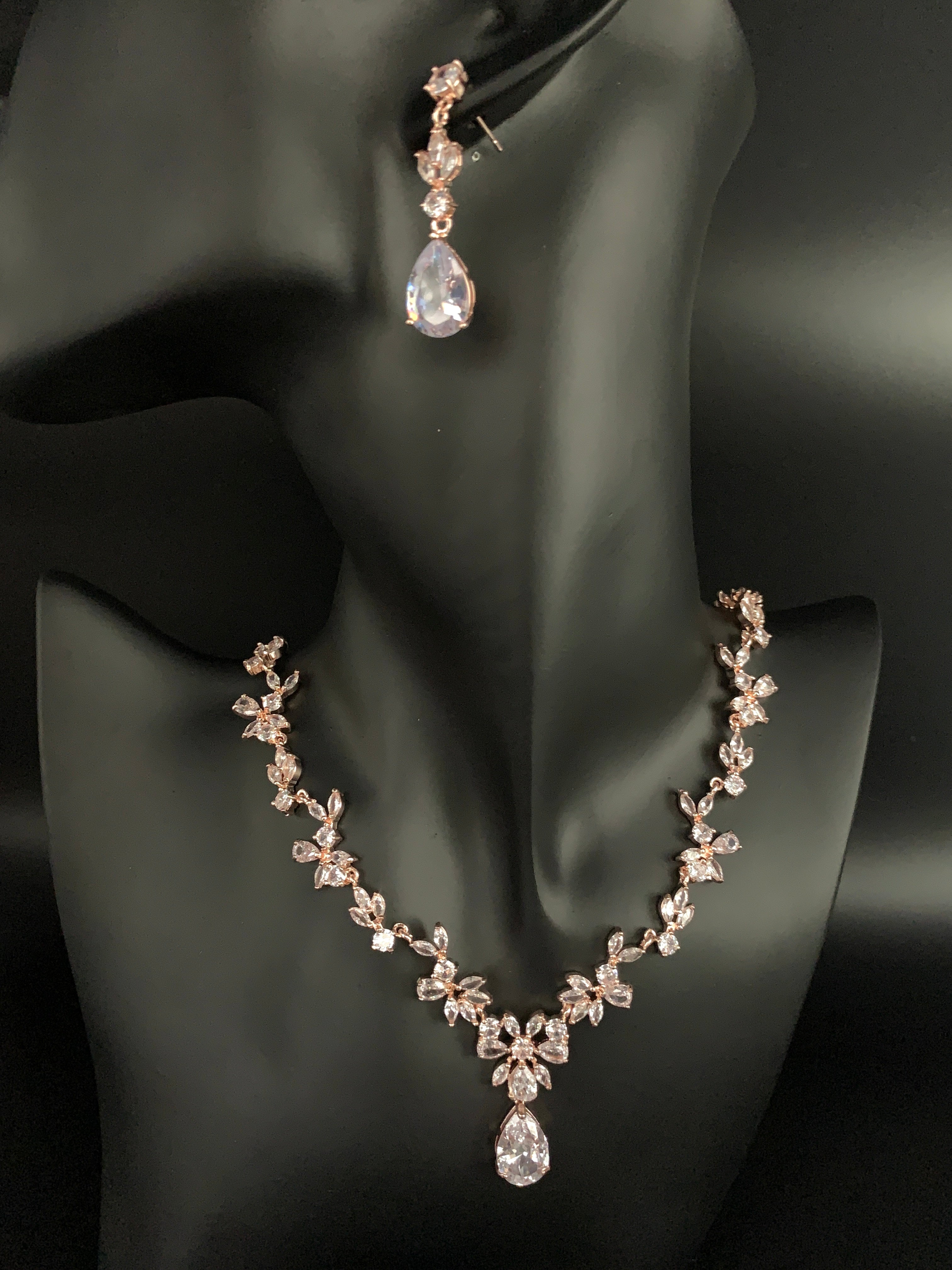 Zirkonia Blüten Schmuckset Roségold – Collier, Ohrringe & Armband mit AAA+ Zirkonia | ONDEGO®
