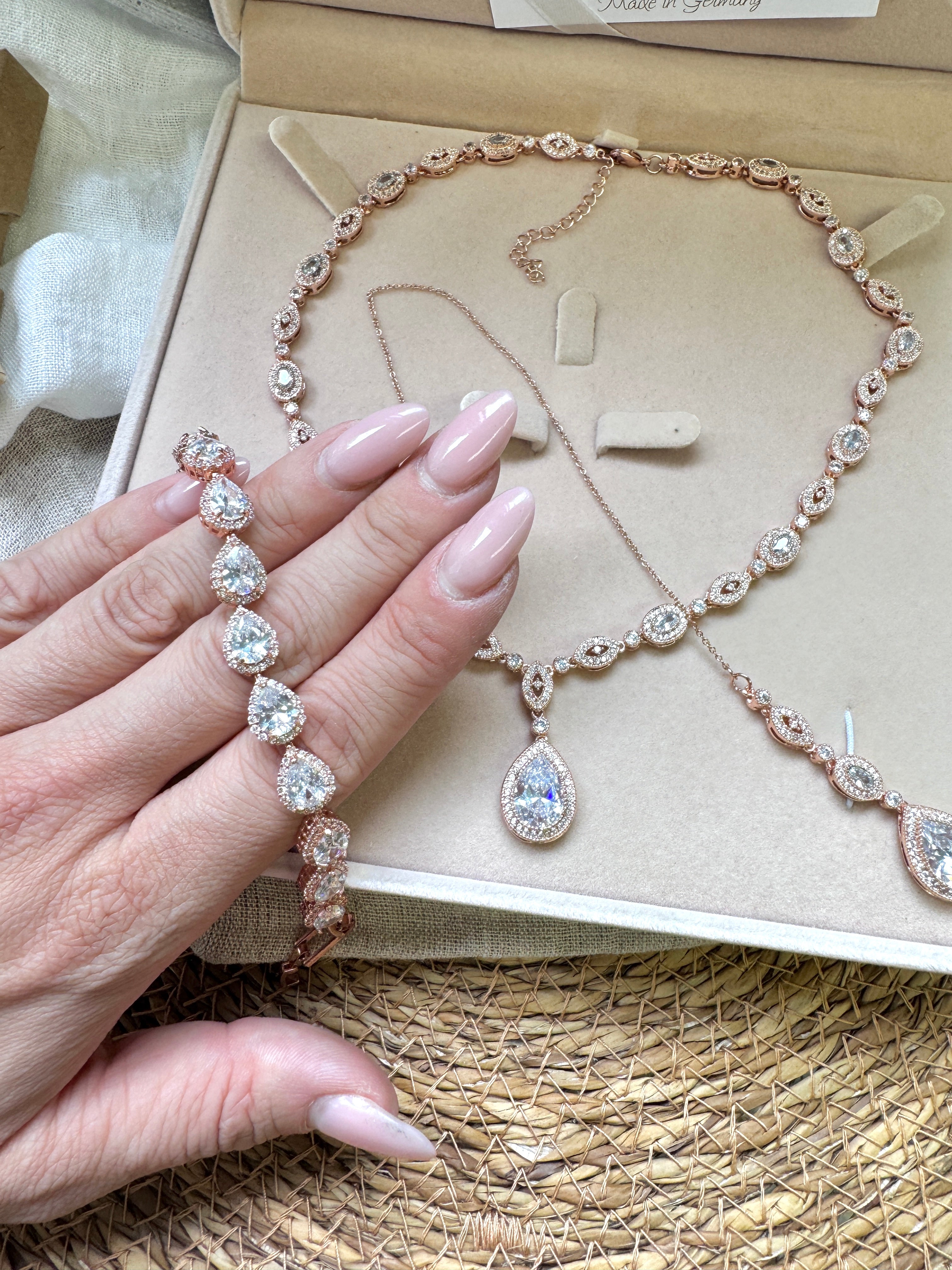 Brautschmuck mit Zirkonia – Rückenkette mit Halskette, Ohrringe oder Armband | Roségold | ONDEGO®