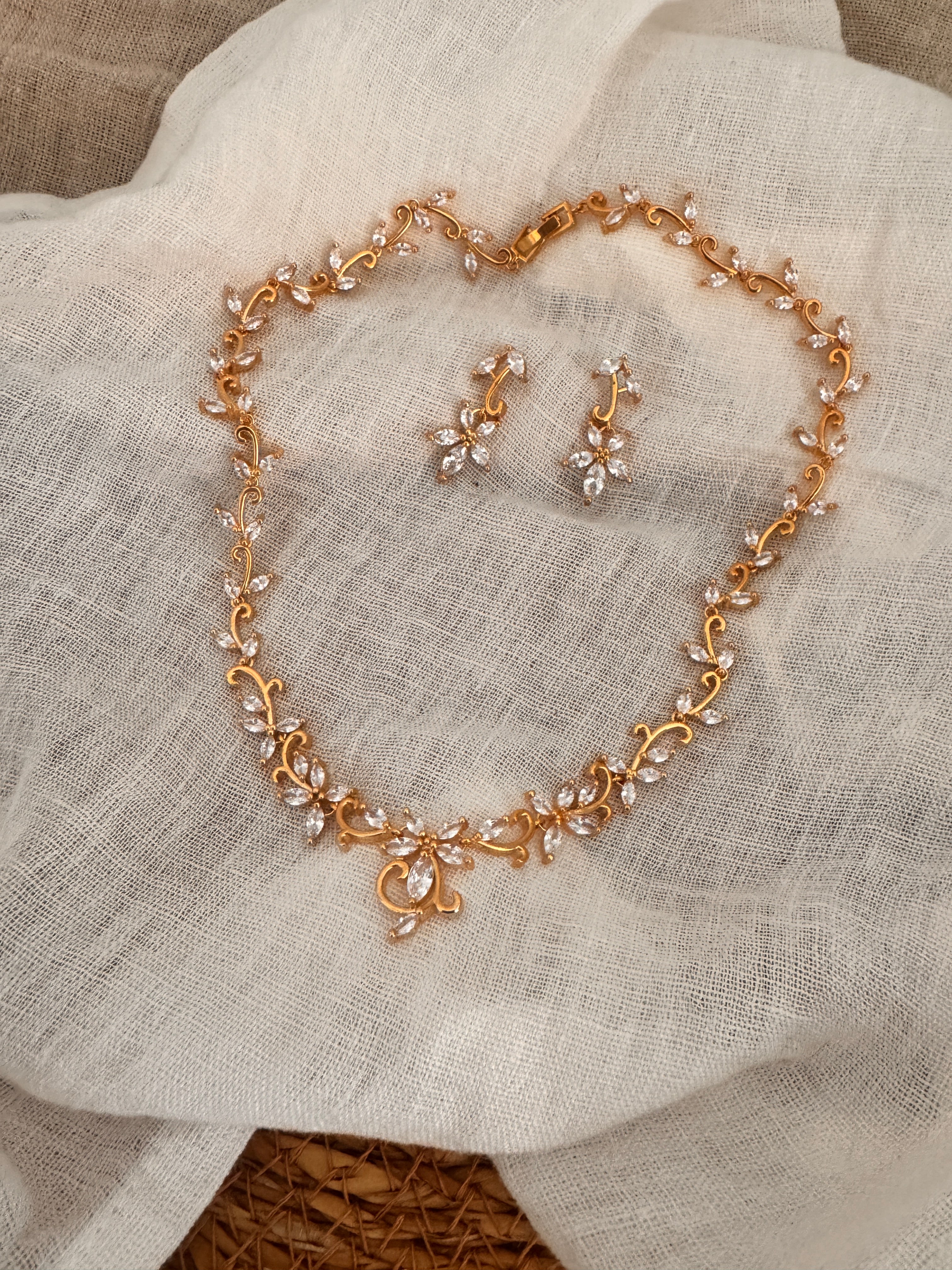 Zirkonia Schmuckset Gold – Collier & Ohrringe im eleganten Blätterdesign | ONDEGO®