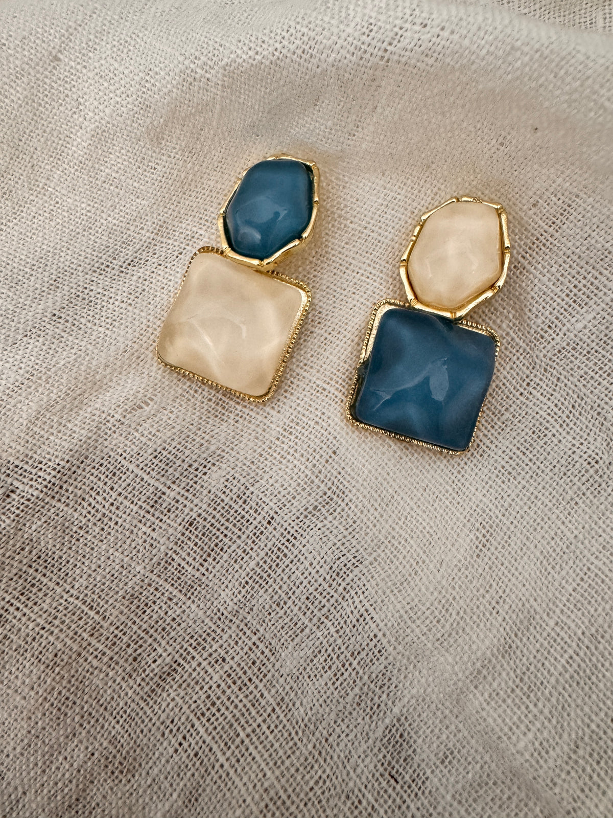 Statement-Ohrringe Hellblau & Ivory – goldfarbene Ohrstecker für Damen
