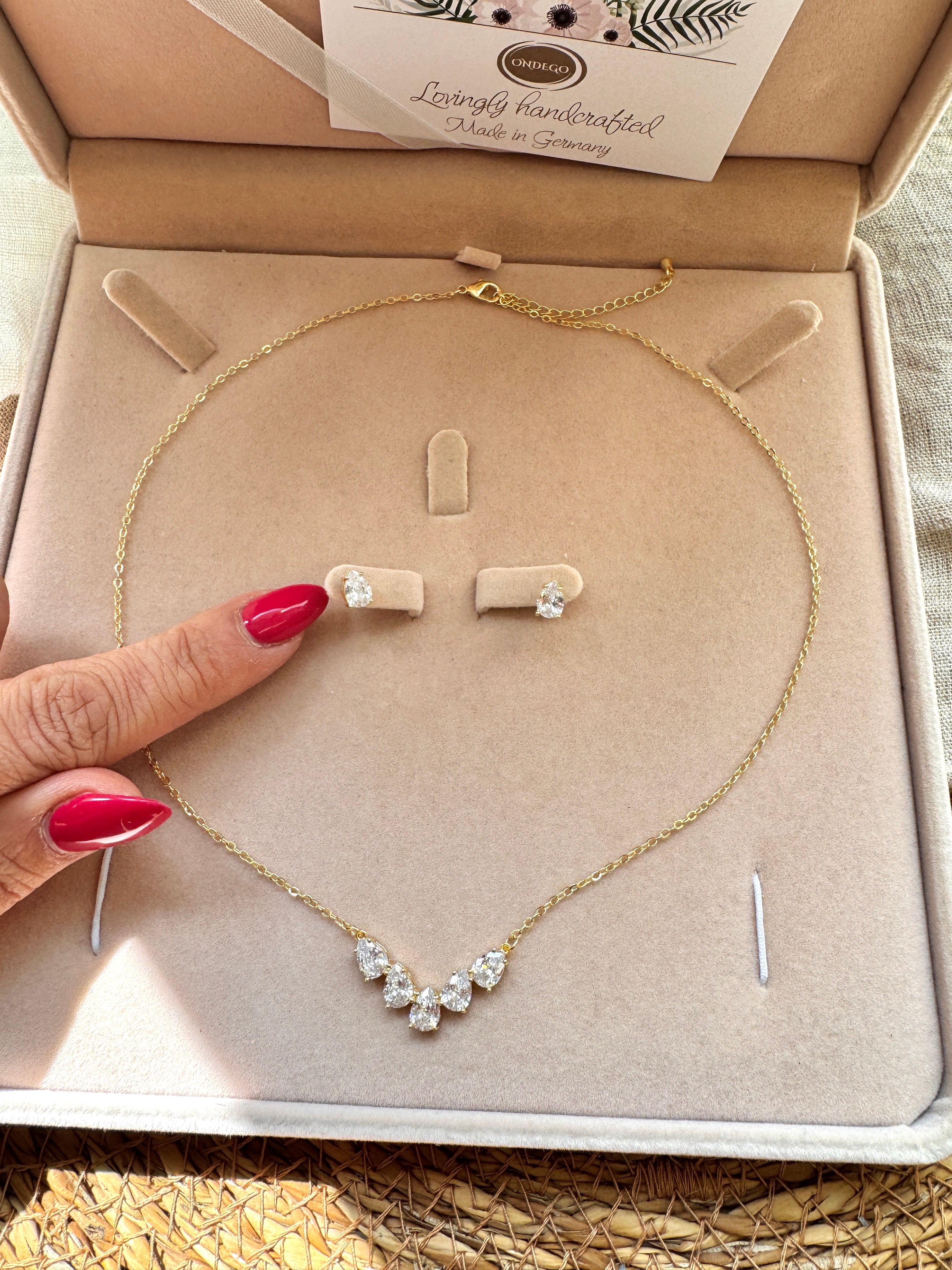 Gold Zirkonia Schmuckset mit Mini-Ohrringen – filigranes Collier | ONDEGO®