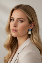 Statement-Ohrringe Hellblau & Ivory – goldfarbene Ohrstecker für Damen