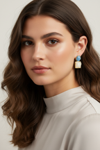 Statement-Ohrringe Hellblau & Ivory – goldfarbene Ohrstecker für Damen
