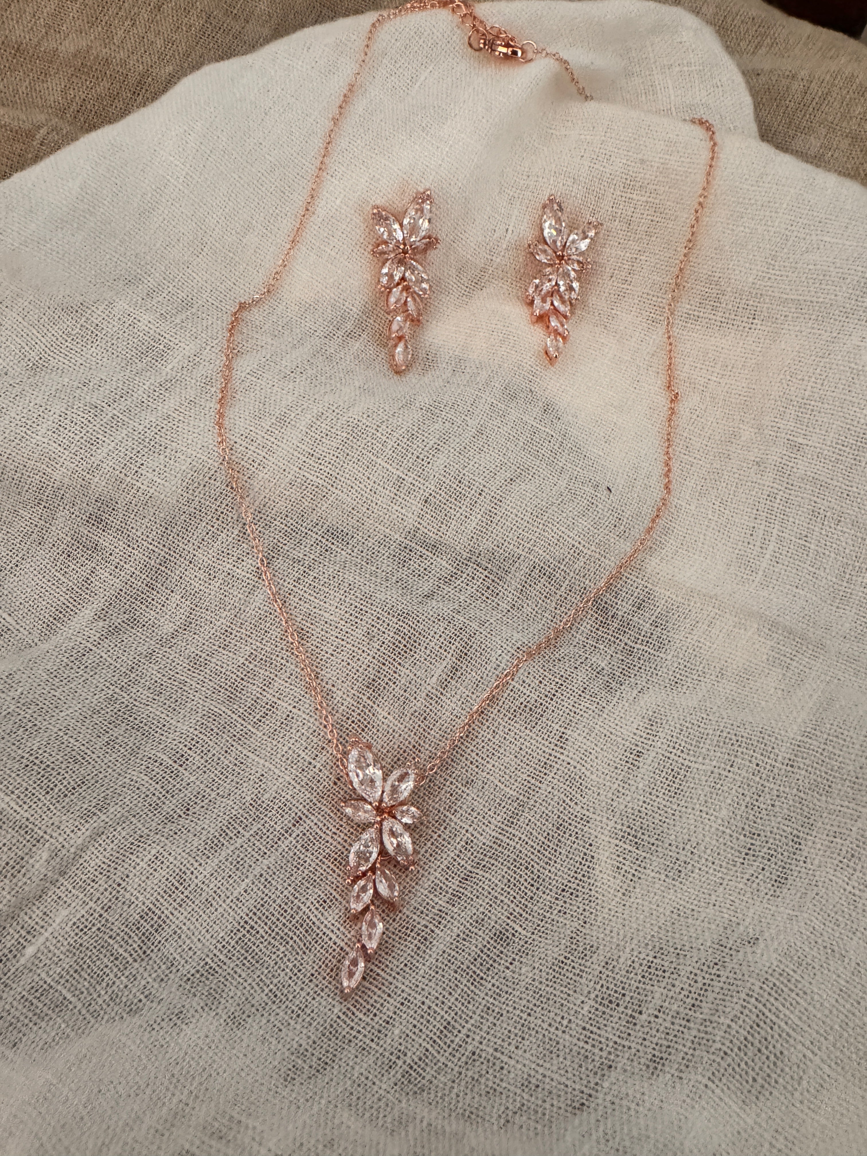 Brautschmuck Set Roségold – Zirkonia Kette & Ohrringe 3,5 cm filigran elegant | ONDEGO®