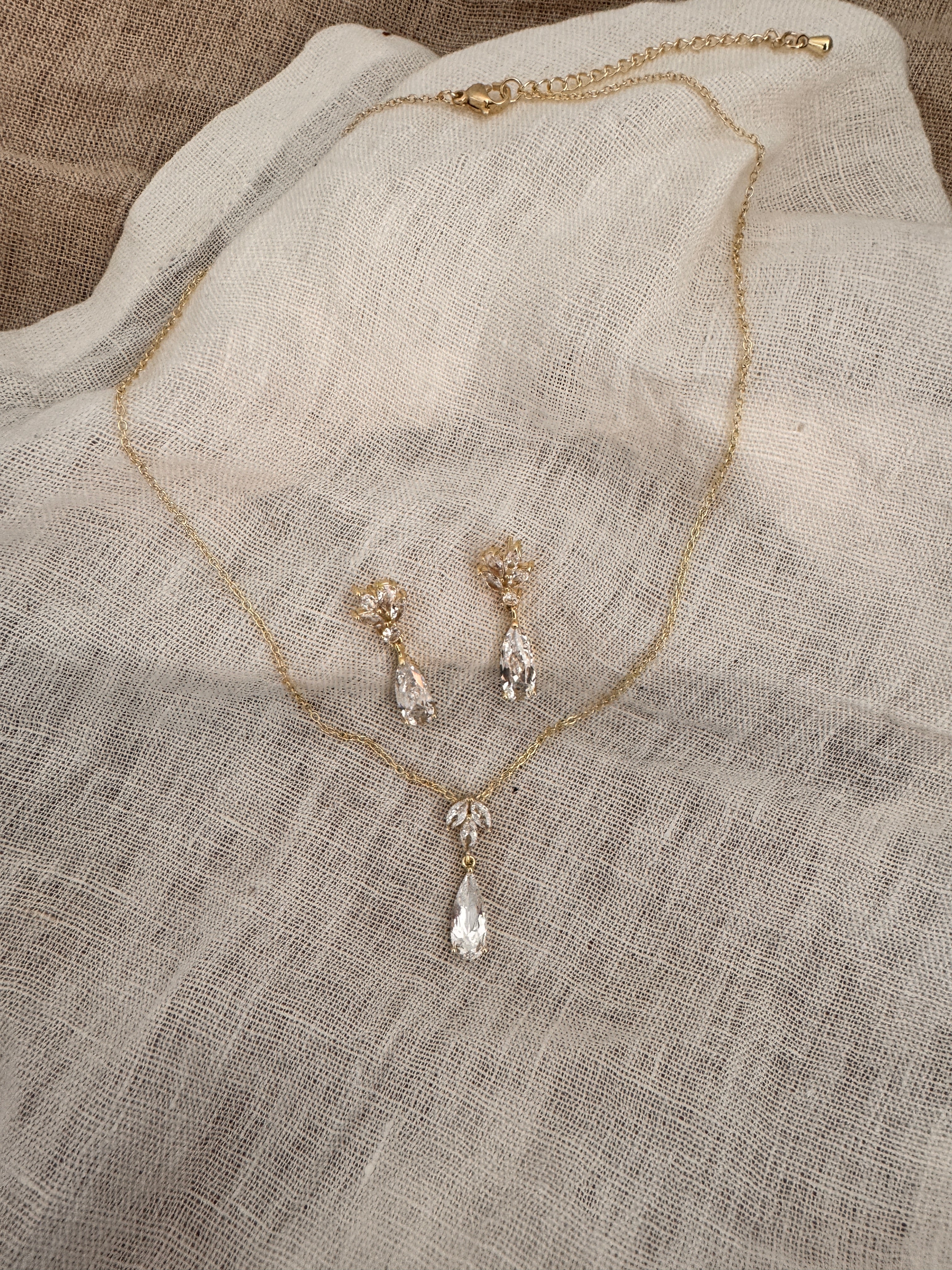 Zirkonia Schmuckset Gold – Collier & Ohrringe mit Tropfen-Design | ONDEGO®