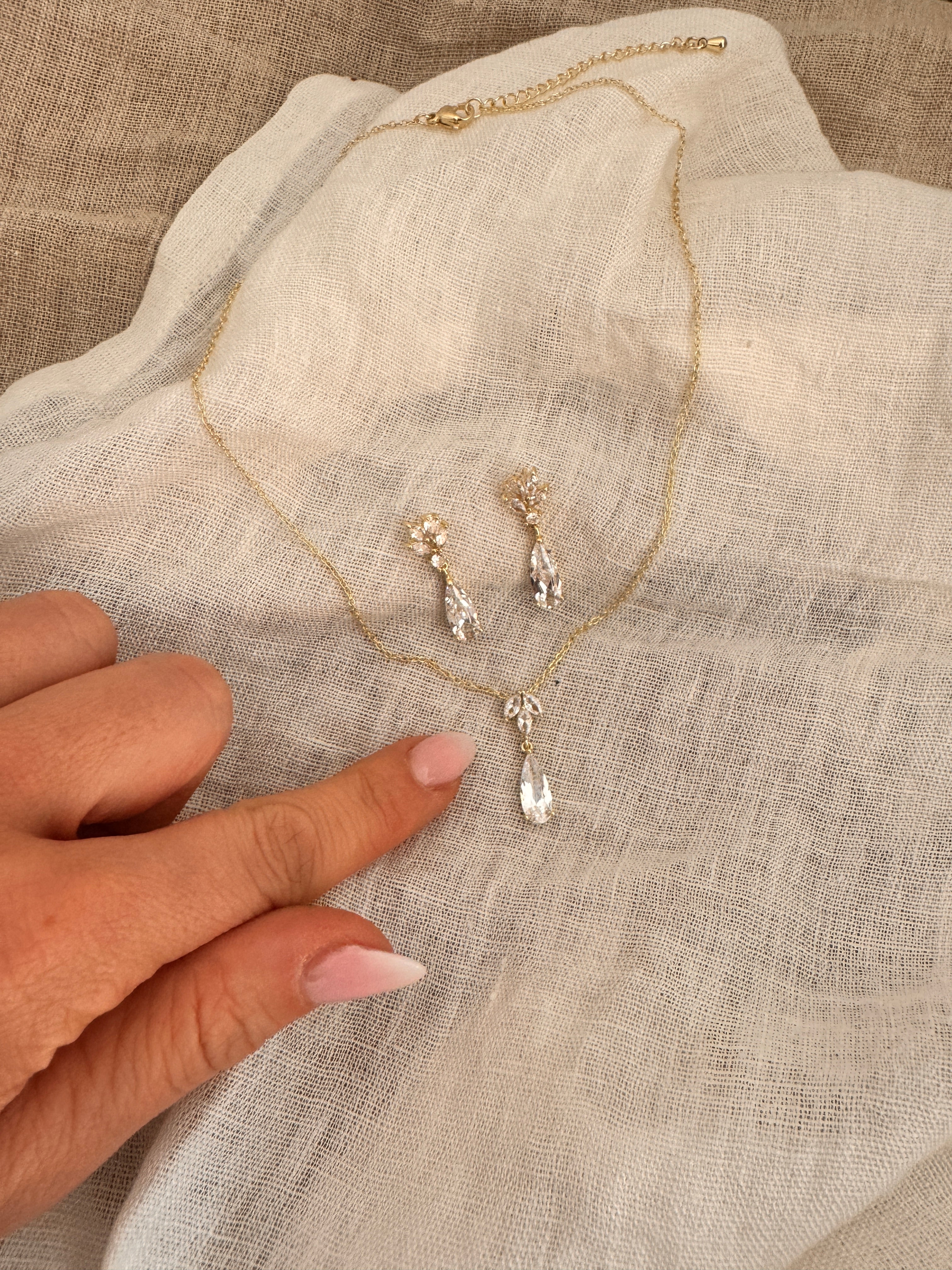 Zirkonia Schmuckset Gold – Collier & Ohrringe mit Tropfen-Design | ONDEGO®