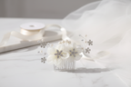 XS Blüten Haarkamm – Ivory Blüten & Strass | Dezenter Brauthaarschmuck | ONDEGO®