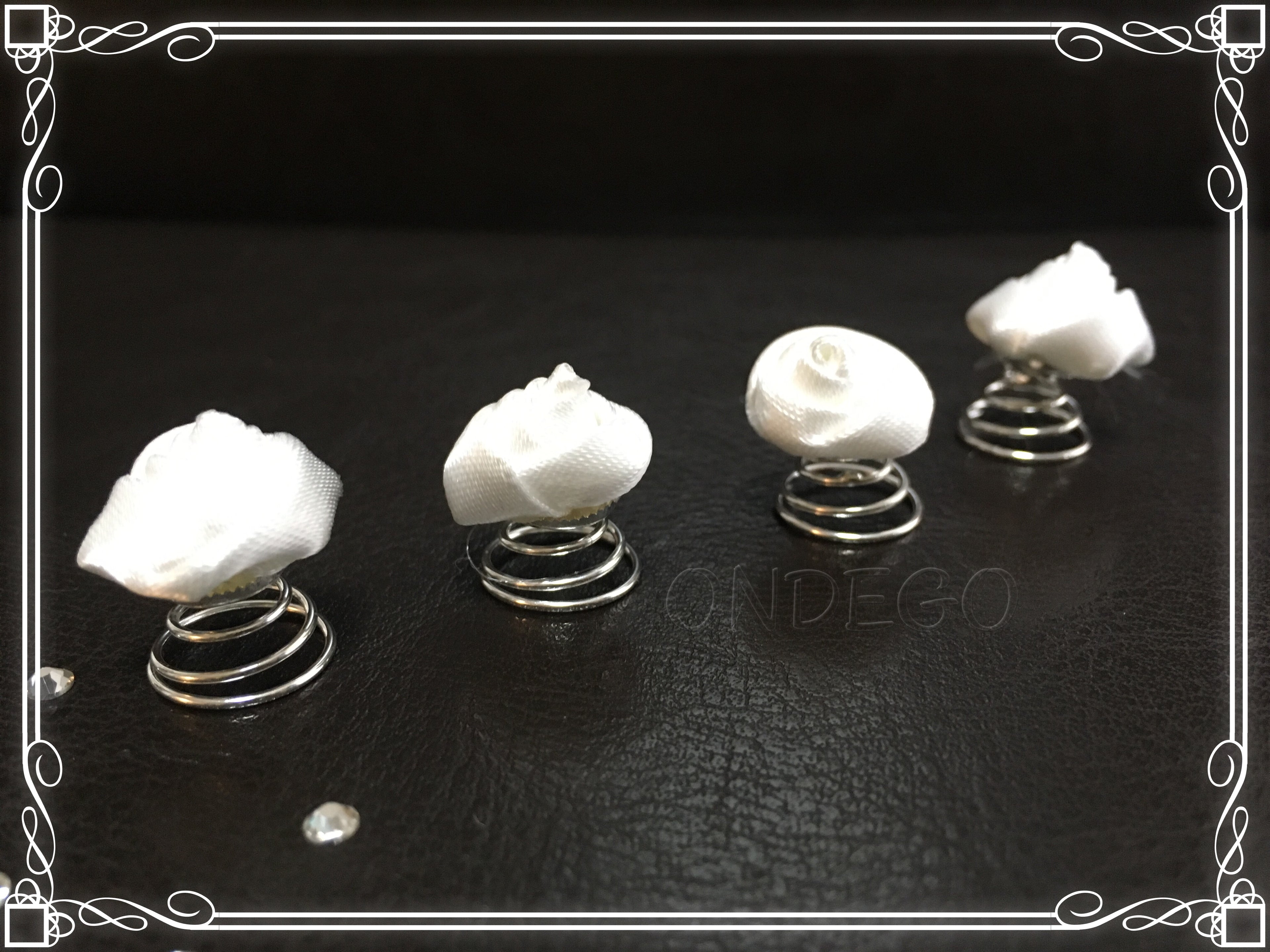 Elegante Curlies Weiß – 6er Set Haarspiralen mit Stoffblüten für Braut, Hochzeit & festliche Frisuren | ONDEGO®