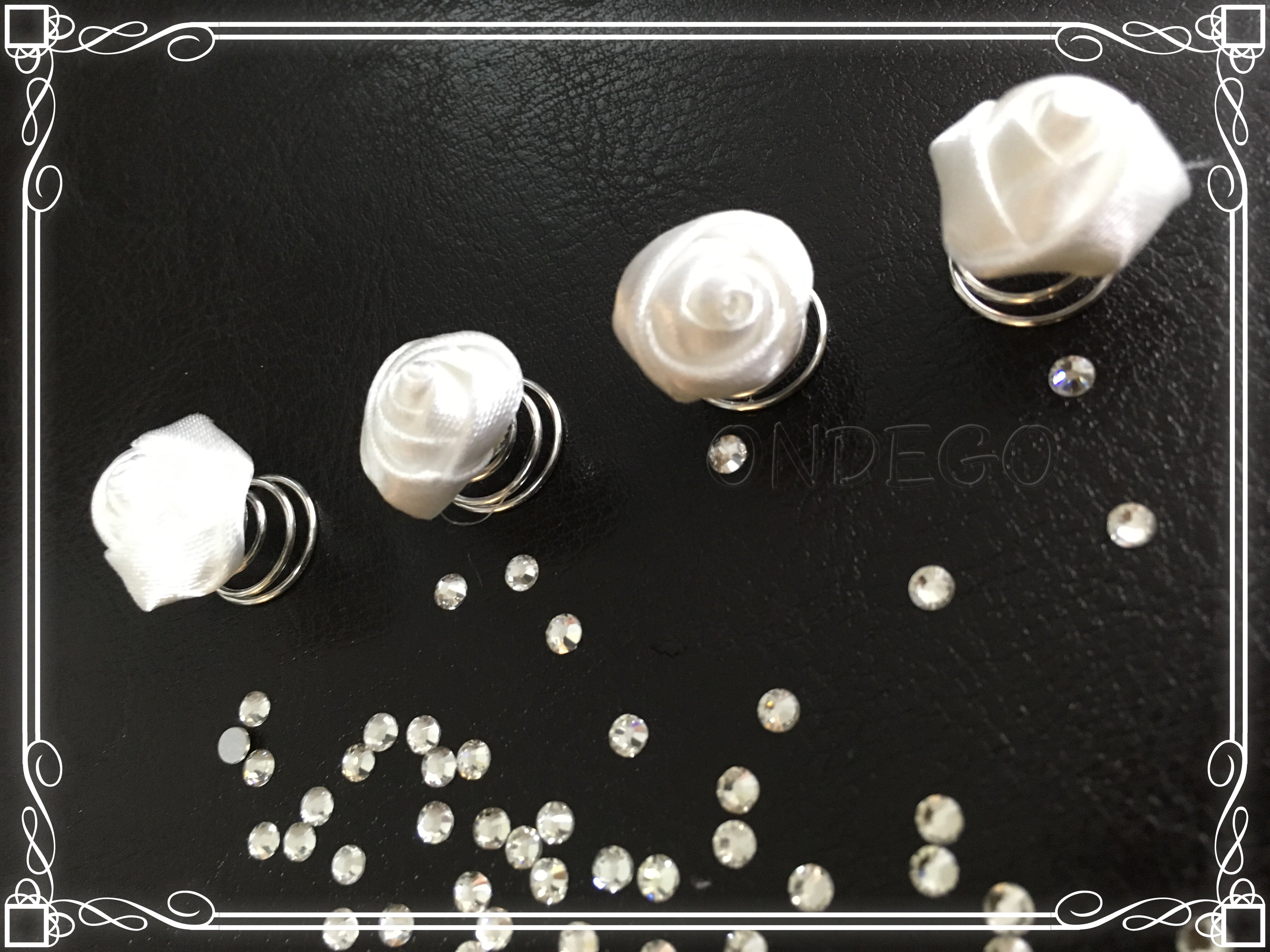 Elegante Curlies Weiß – 6er Set Haarspiralen mit Stoffblüten für Braut, Hochzeit & festliche Frisuren | ONDEGO®